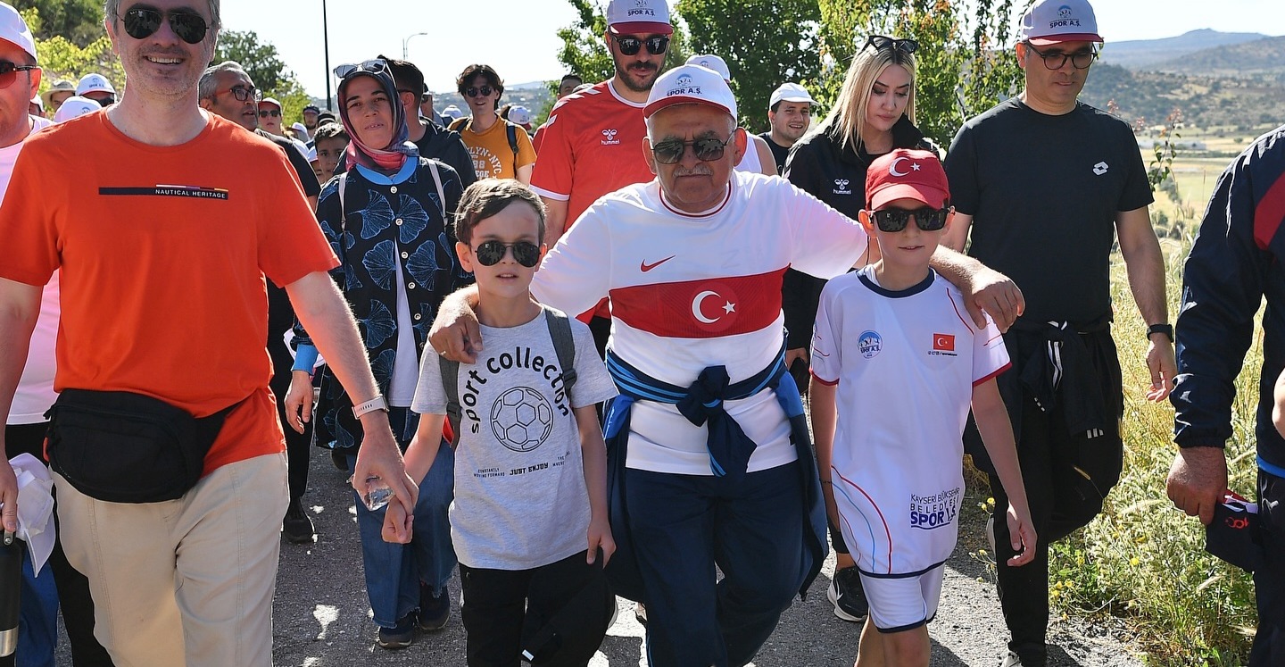 BAŞKAN BÜYÜKKILIÇ İLE KAYSERİ, SABAH SPORU İÇİN DOĞAYA KOŞTU