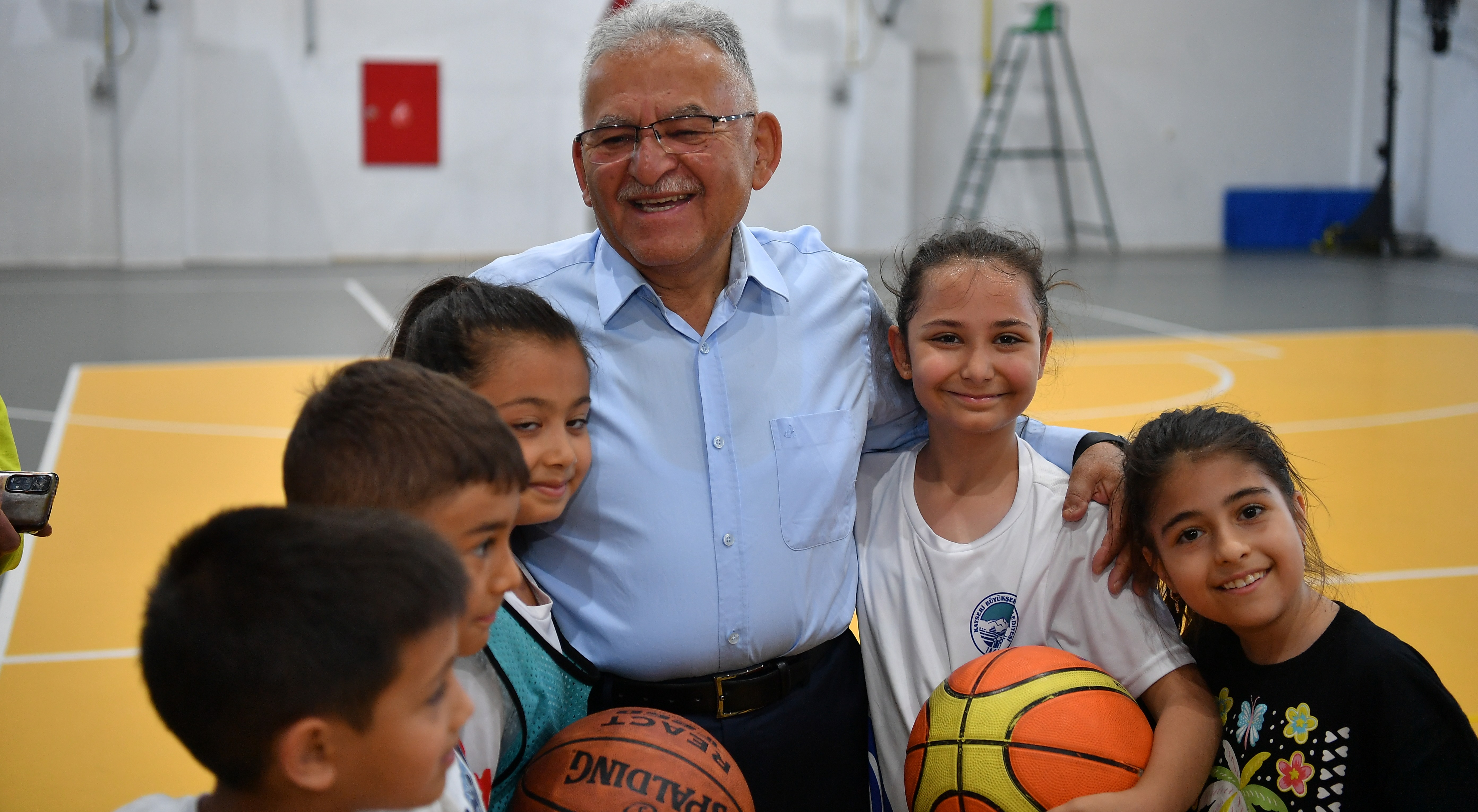 BAŞKAN BÜYÜKKILIÇ’TAN SPOR SALONU VE TENİS KORTUNDA SPORCULARLA BULUŞMA