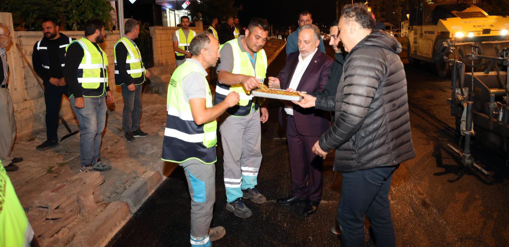 BAŞKAN YALÇIN GECE MESAİSİNDE TALAS’TA ASFALT MESAİSİ ARALIKSIZ SÜRÜYOR