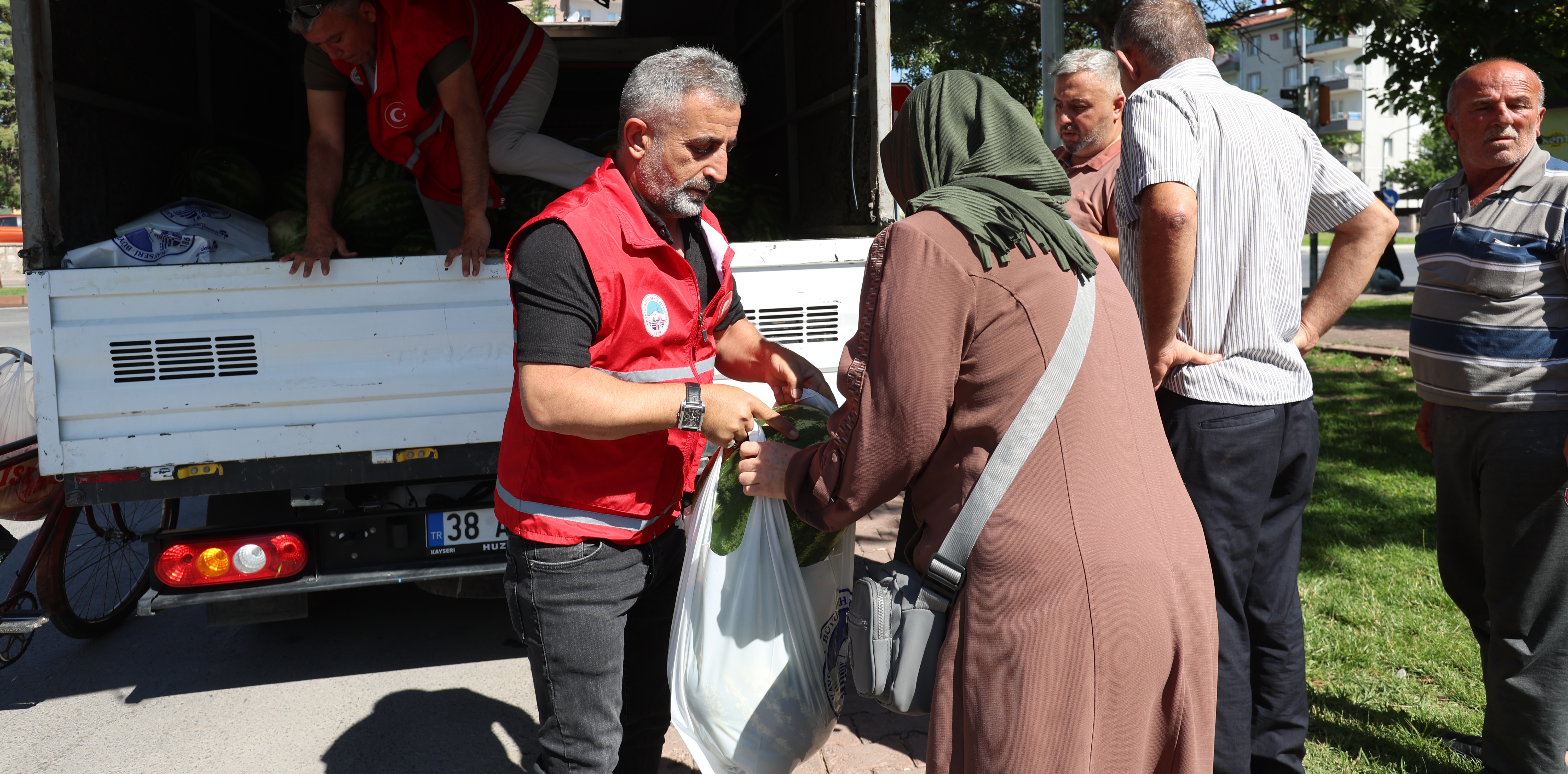 BAŞKAN BÜYÜKKILIÇ’TAN YAZ SICAKLARINDA GÖNÜLLERE DOKUNAN DESTEK