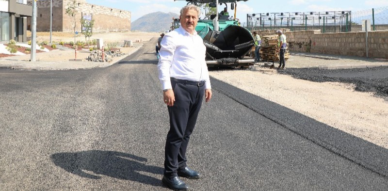 MELİKGAZİ ASFALT YATIRIMIYLA MAHALLELERE DEĞER KATMAYA DEVAM EDİYOR