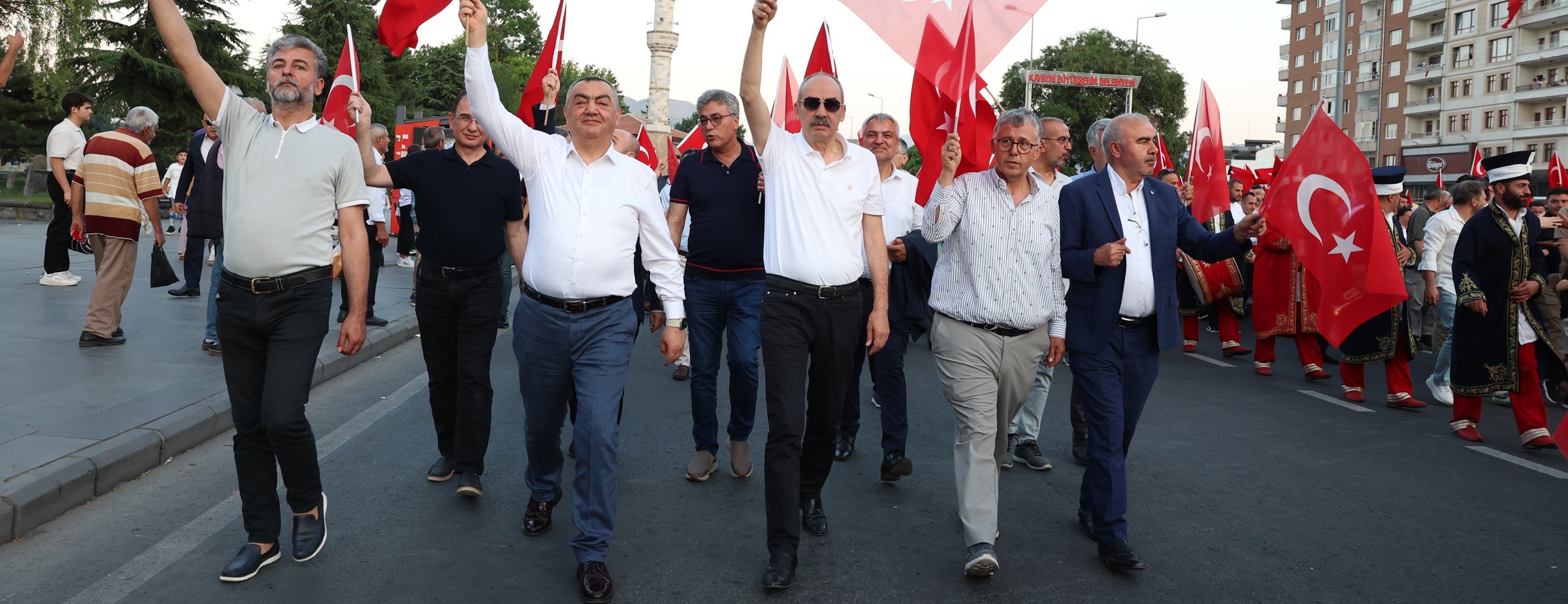 İŞ DÜNYASI “MİLLETİN ZAFERİ”Nİ CUMHURİYET MEYDANI’NDA SAHİPLENMEYE DEVAM ETTİ