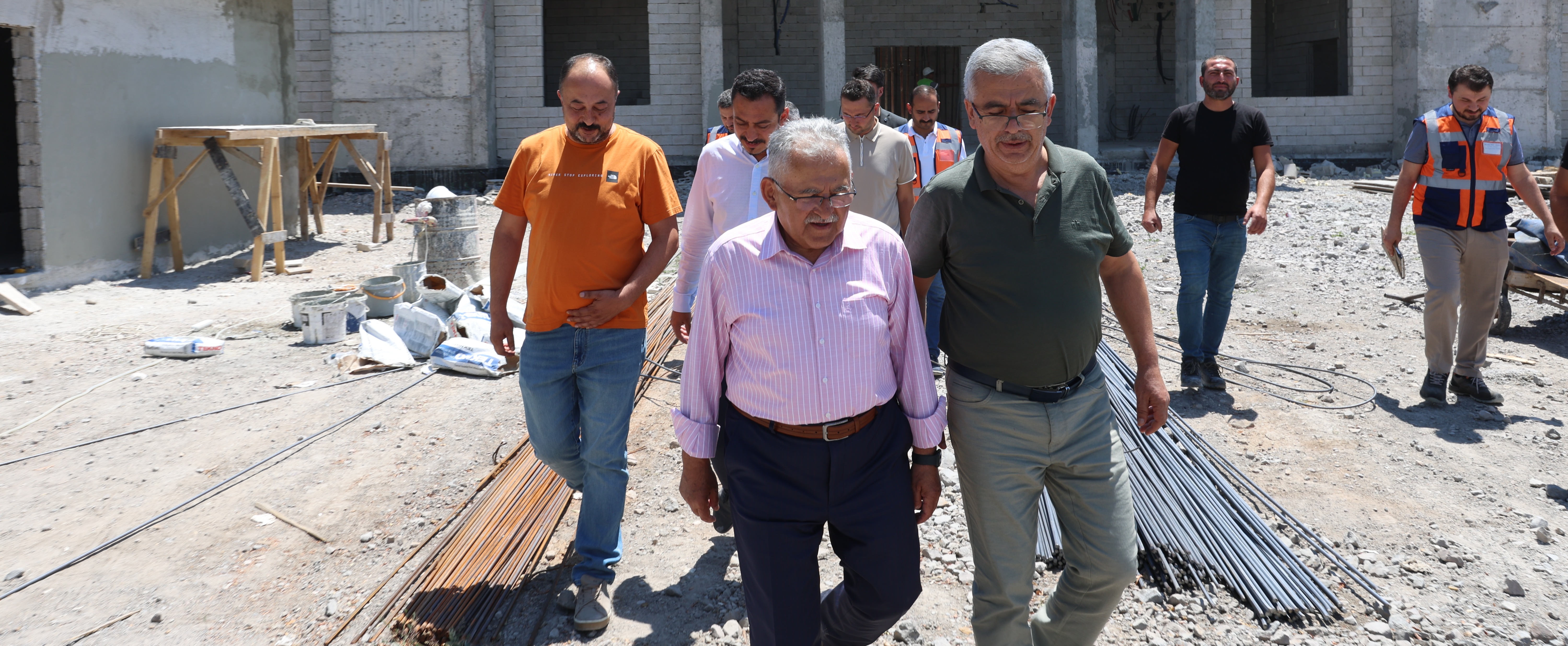 BAŞKAN BÜYÜKKILIÇ, BELEDİYE-HAYIRSEVER İŞ BİRLİĞİ ÖRNEĞİ MUHİTTİN BİRDAL CAMİİ ÇALIŞMALARINI İNCELEDİ
