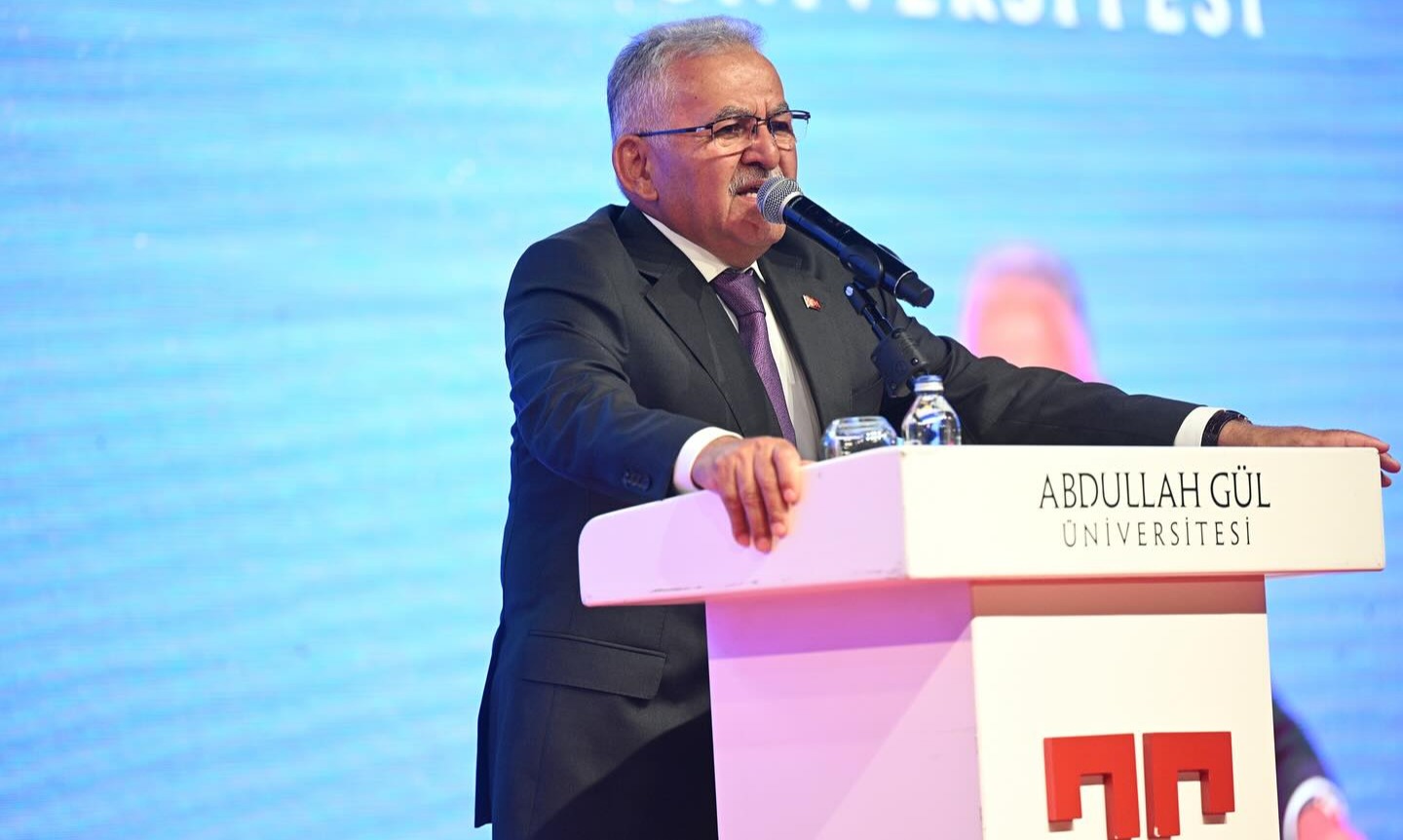 BAŞKAN BÜYÜKKILIÇ, 11. CUMHURBAŞKANI GÜL’ÜN DE KATILDIĞI AGÜ MEZUNİYET TÖRENİ SEVİNCİNE ORTAK OLDU