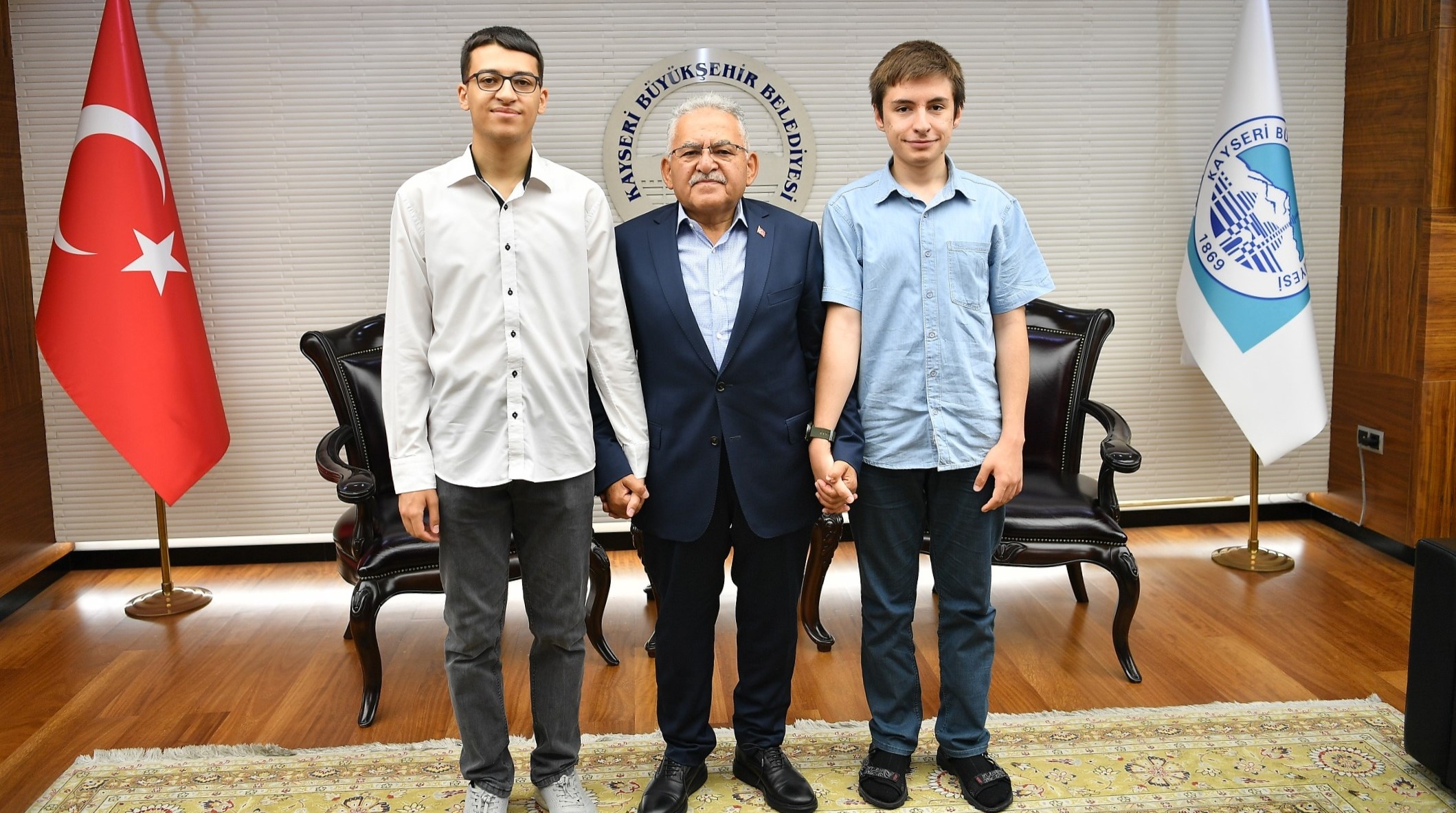 BAŞKAN BÜYÜKKILIÇ’TAN YKS’DE TÜRKİYE DERECESİ YAPAN ÖĞRENCİLERE TAM DESTEK