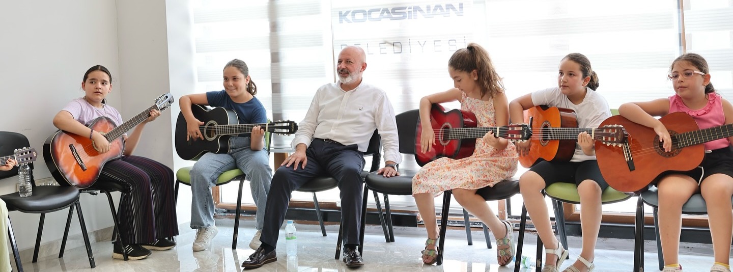 BAŞKAN ÇOLAKBAYRAKDAR VE KAYMAKAM ERMİŞ’TEN KOCASİNAN AKADEMİ’YE ZİYARET