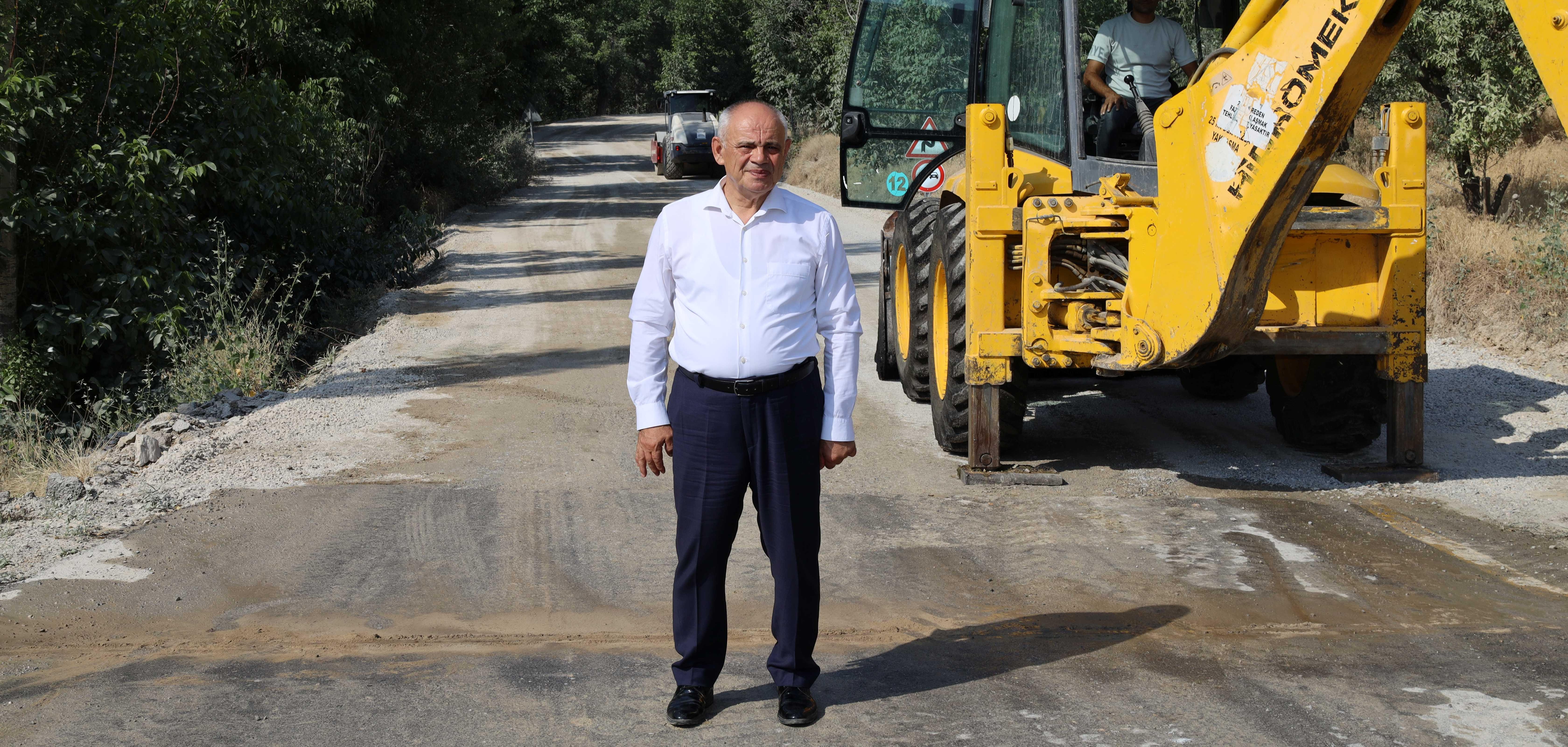 2 KM’LİK ASFALT SERİMİNİ BAŞKAN ESAT ÖZTÜRK YERİNDE İNCELEDİ