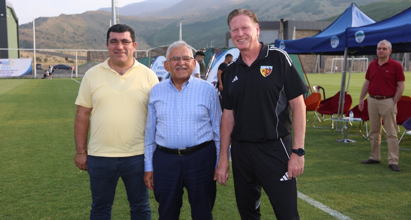 BAŞKAN BÜYÜKKILIÇ, ZİRVEDEKİ KAMP MERKEZİNDE KAYSERİSPOR-ALANYASPOR HAZIRLIK MAÇINI İZLEDİ
