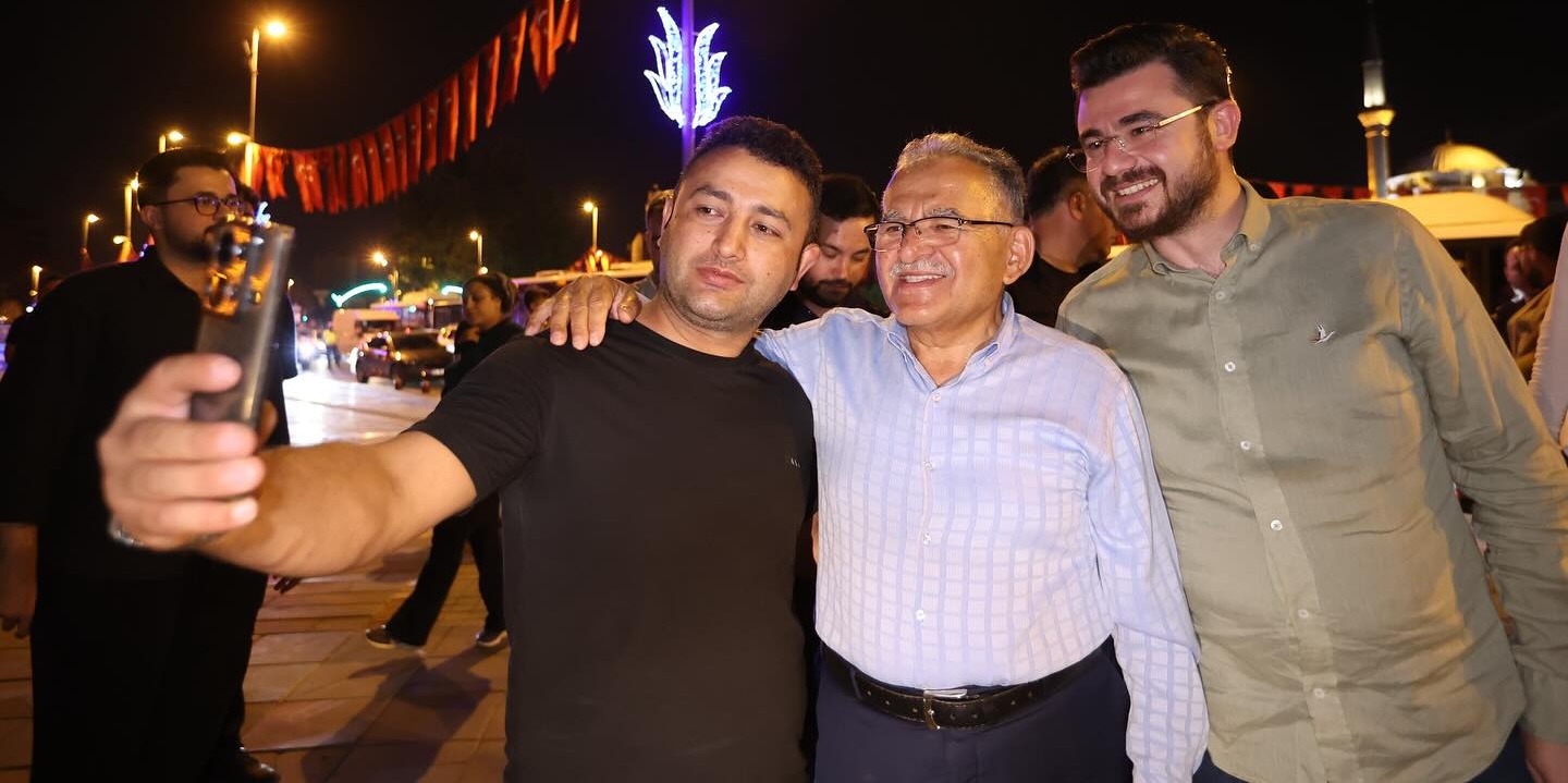 GENÇ DOSTU BAŞKAN, TÜGVA YAZ OKULLARI ŞENLİĞİ’NE KATILACAK BİN KİŞİLİK KAYSERİ HEYETİNİ UĞURLADI
