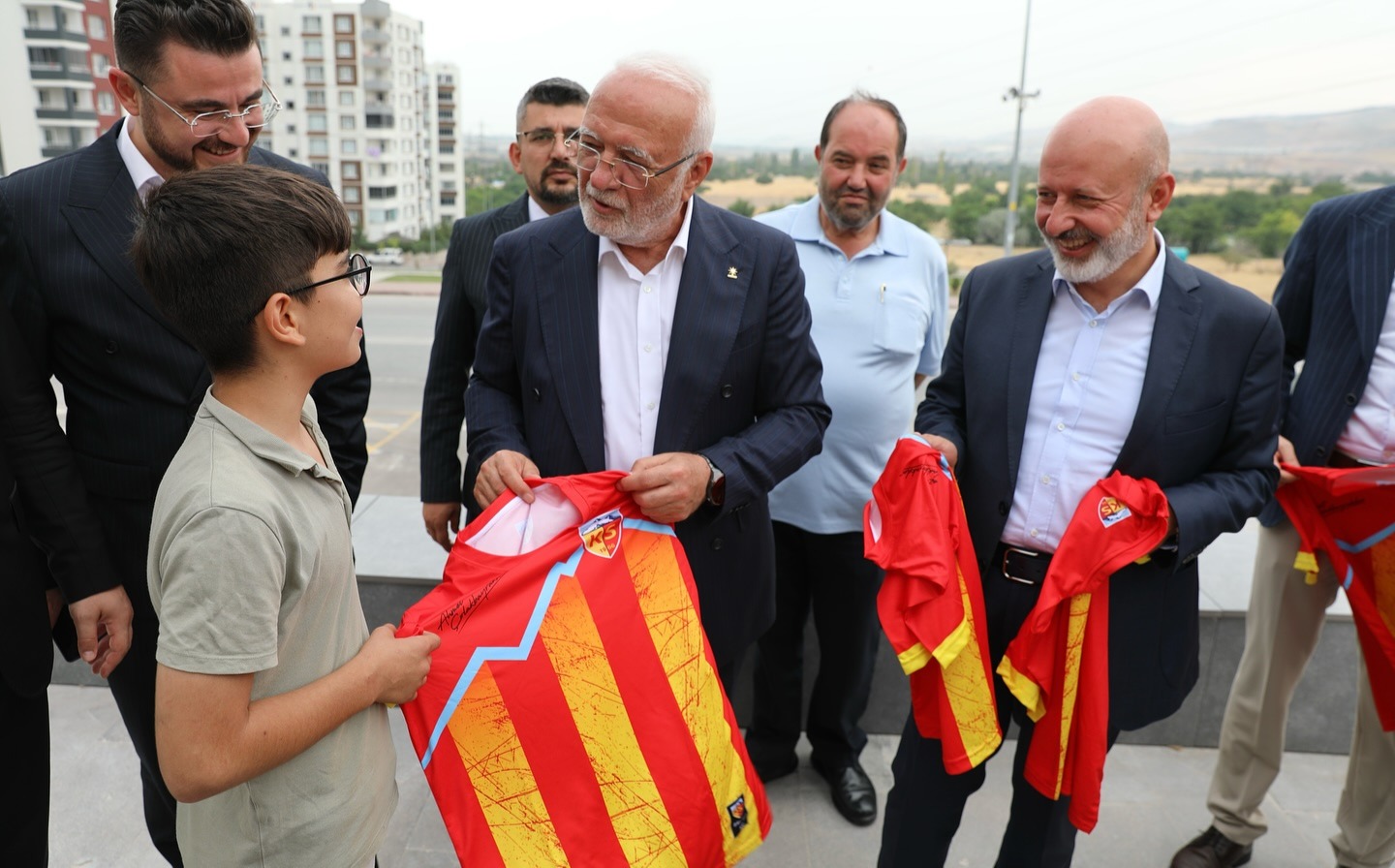 BAŞKAN ÇOLAKBAYRAKDAR, GENEL BAŞKAN VEKİLİ ELİTAŞ’I KOCASİNAN AKADEMİ’DE AĞIRLADI