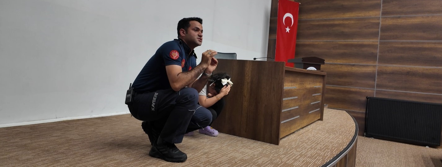 KAYSERİ’Yİ DİRENÇLİ KENT YAPMA HEDEFİNDEKİ BÜYÜKŞEHİR’DEN ÖĞRENCİLERE YÖNELİK AFET GÜVENLİK EĞİTİMİ