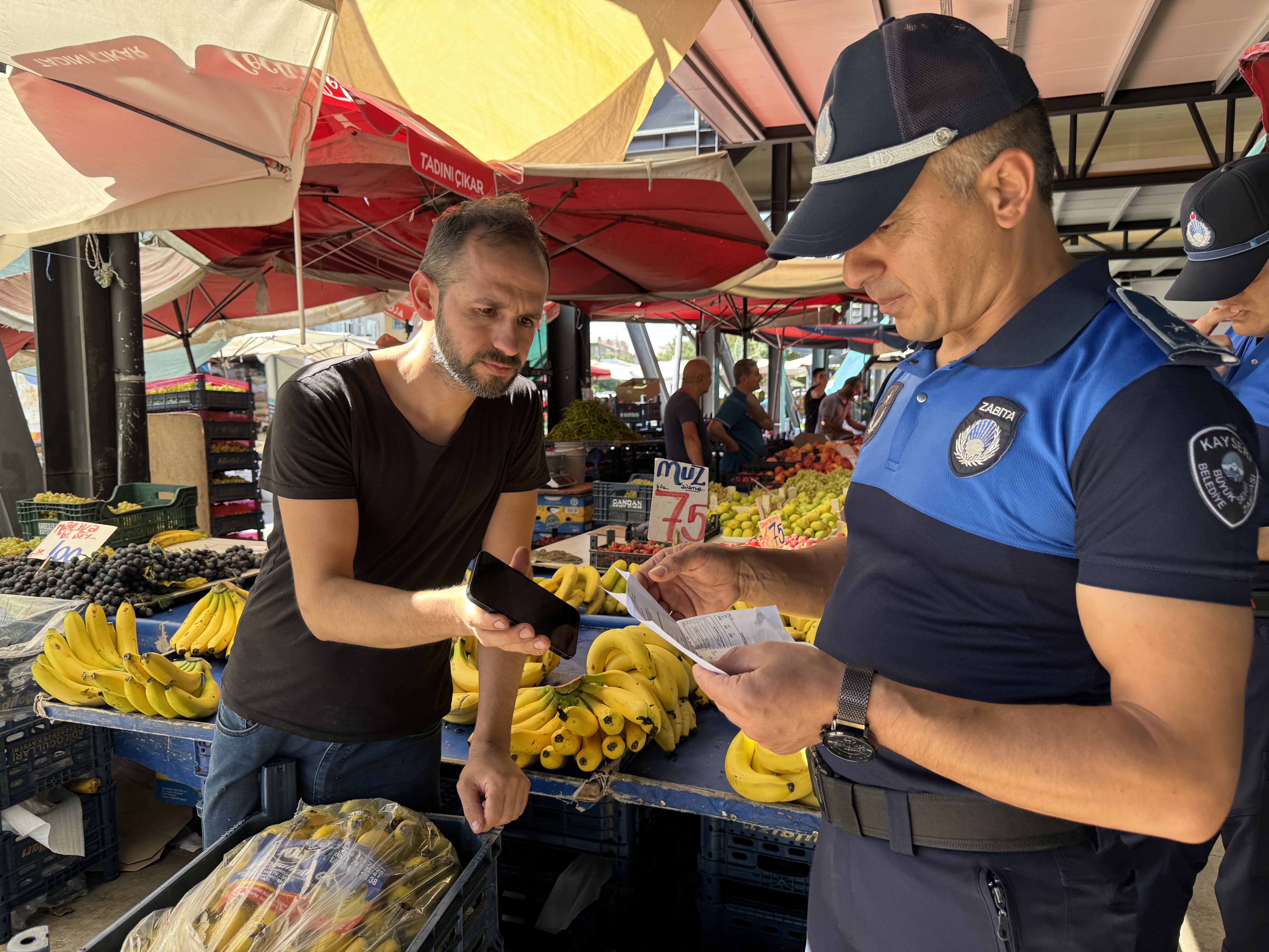 BÜYÜKŞEHİR ZABITA’DAN HAL, PAZAR YERLERİ VE MARKETLERDE DENETİM