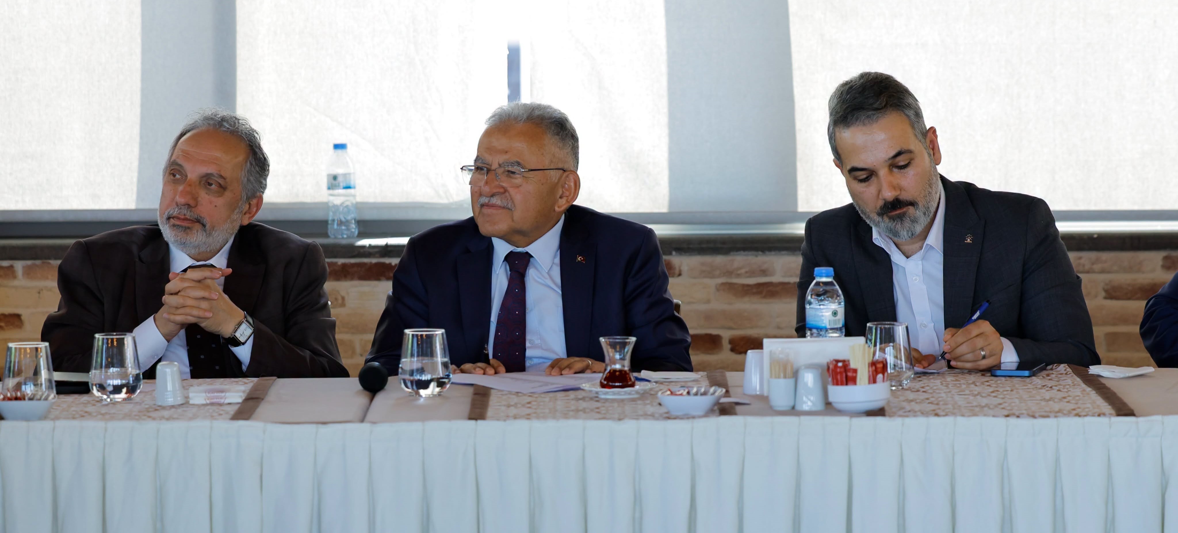 BAŞKAN BÜYÜKKILIÇ, TALAS VE HACILAR’DA MUHTARLARLA İSTİŞARE TOPLANTILARI GERÇEKLEŞTİRDİ