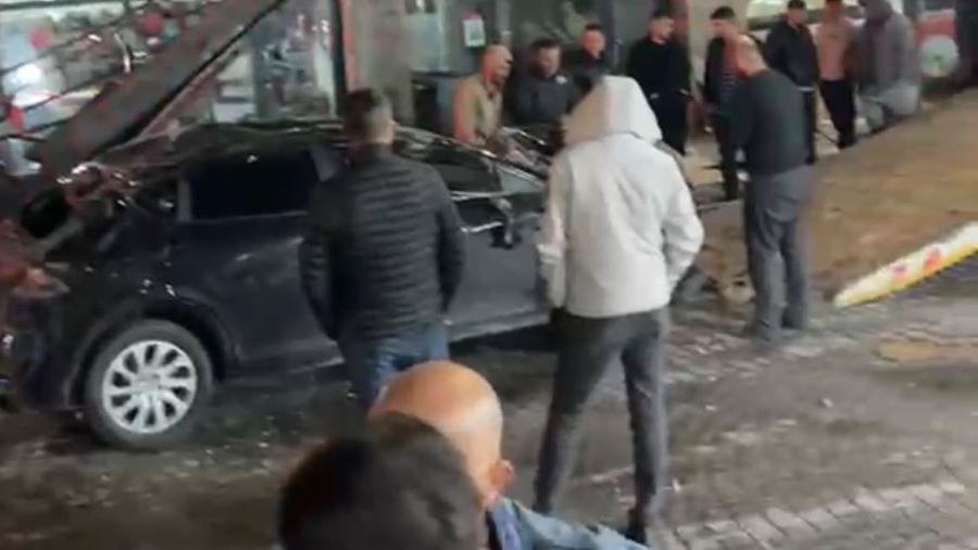 İNCESU’DA KAYALIKLARDAN İŞ YERLERİNİN ÜZERİNE DÜŞEN OTOMOBİLİN SÜRÜCÜSÜ YARALANDI