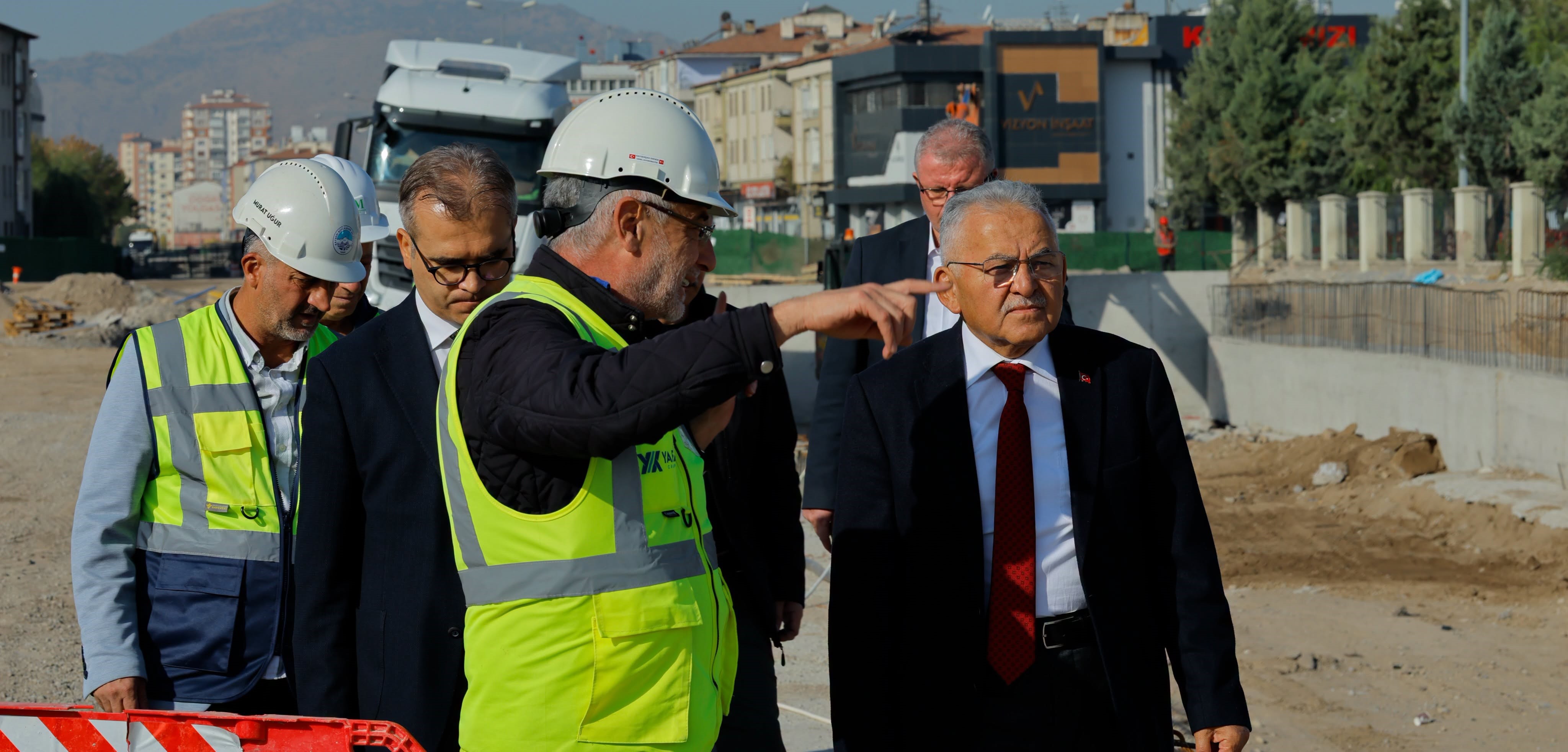 BAŞKAN BÜYÜKKILIÇ, SABAHIN İLK SAATLERİNDE KARTAL KATLI KAVŞAĞI’NDAKİ ÇALIŞMALARI İNCELEDİ