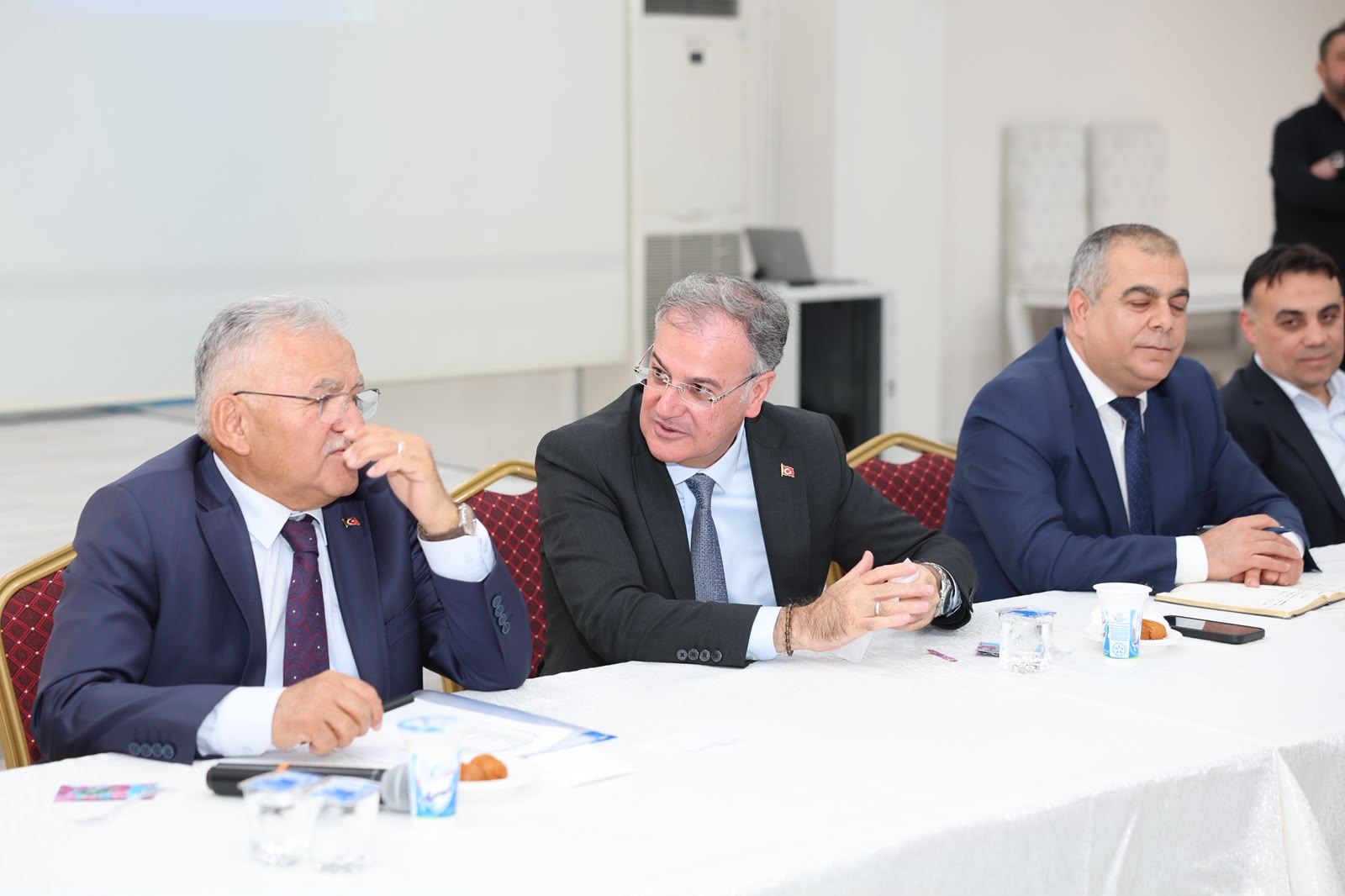 BAŞKAN ÖZDOĞAN VE BÜYÜKKILIÇ’TAN MUHTARLARLA İSTİŞARE TOPLANTISI