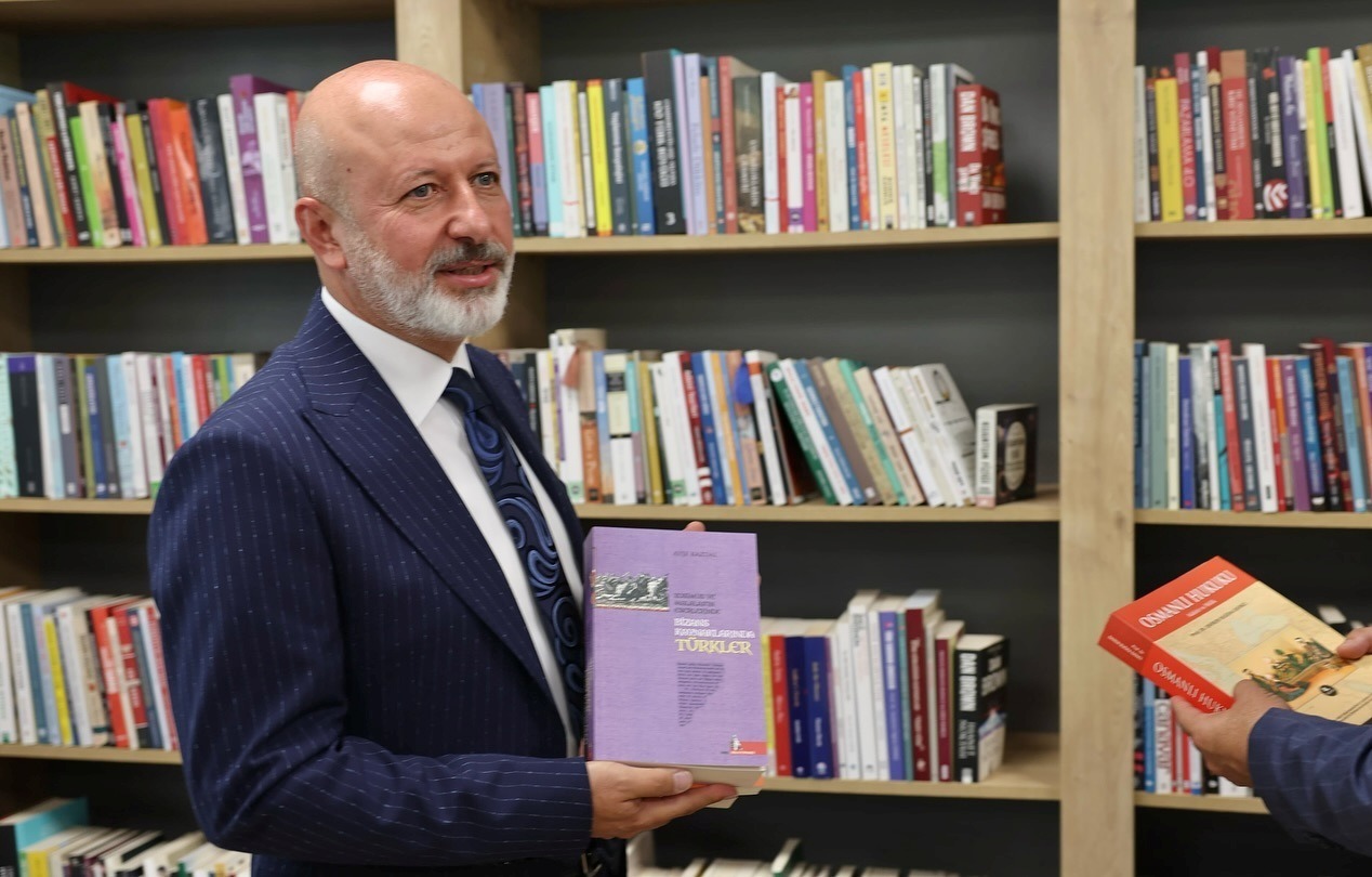 BAŞKAN ÇOLAKBAYRAKDAR: ‘DÜNYAYA AÇILAN KÜTÜPHANELERLE ZENGİNLEŞTİRİLMİŞ BİR ŞEHİR İNŞA EDİYORUZ’