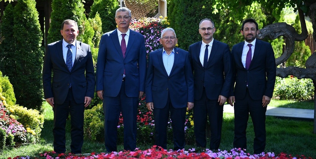 BÜYÜKŞEHİR'DE AVRUPA SPOR ŞEHRİ KAYSERİ'NİN SPOR PROJELERİ MASAYA YATIRILDI