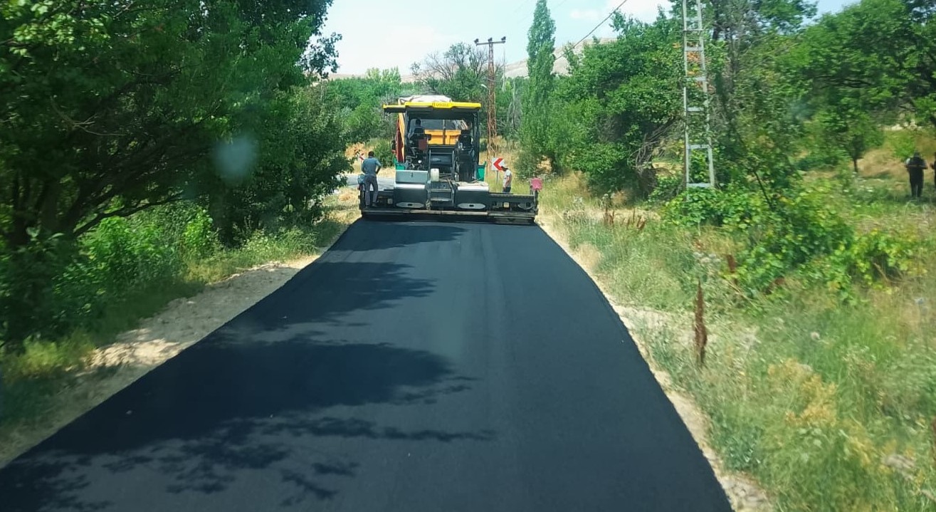 BÜYÜKŞEHİR’DEN AKKIŞLA'DA SICAK ASFALT ÇALISMASI