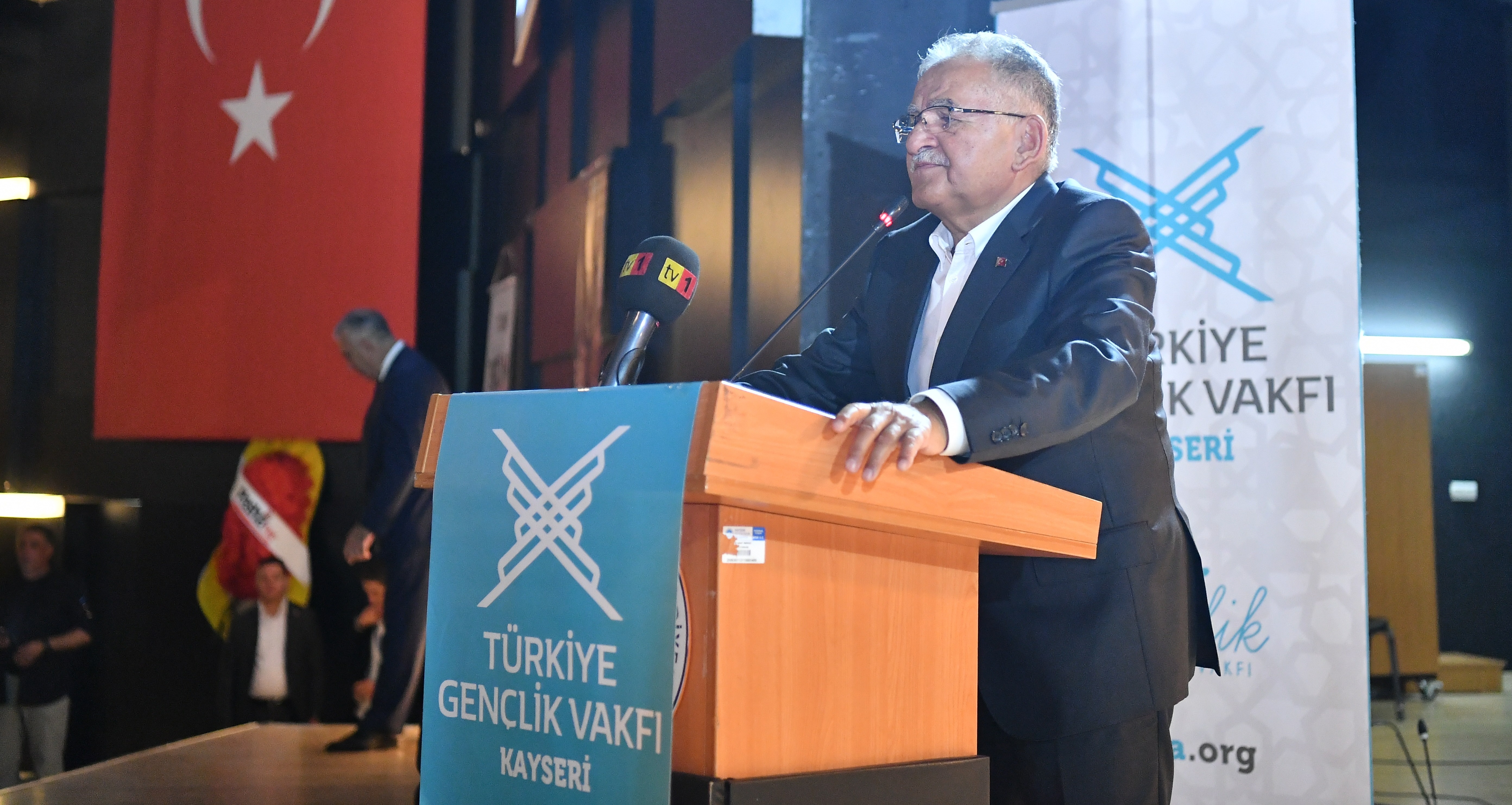 VALİ ÇİÇEK VE BAŞKAN BÜYÜKKILIÇ TÜGVA YAZ OKULU KAPANIŞ PROGRAMI’NA KATILDI