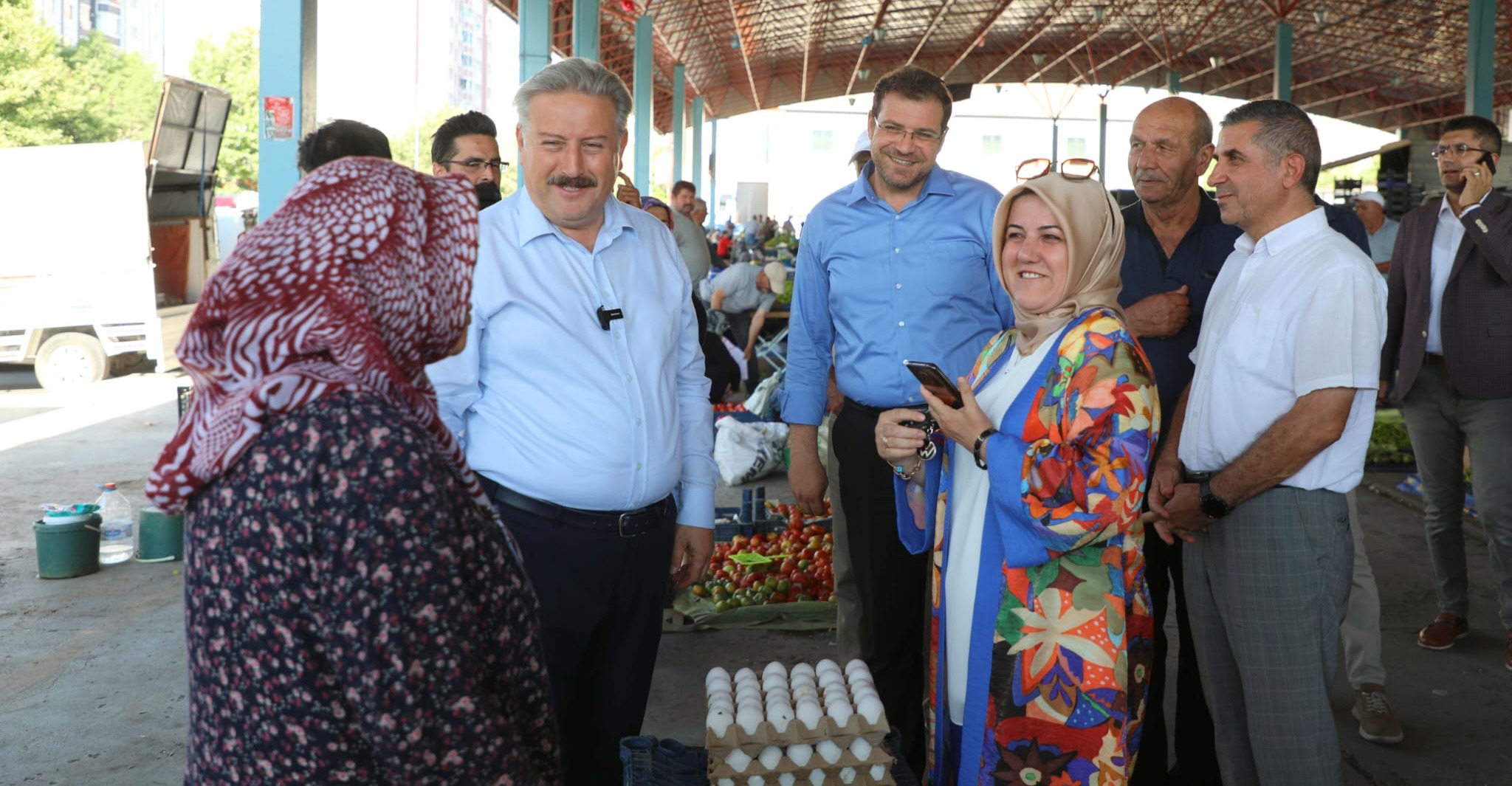 BAŞKAN PALANCIOĞLU KÖY PAZARINDA ÜRETİCİLERLE VE VATANDAŞLA BİR ARAYA GELDİ