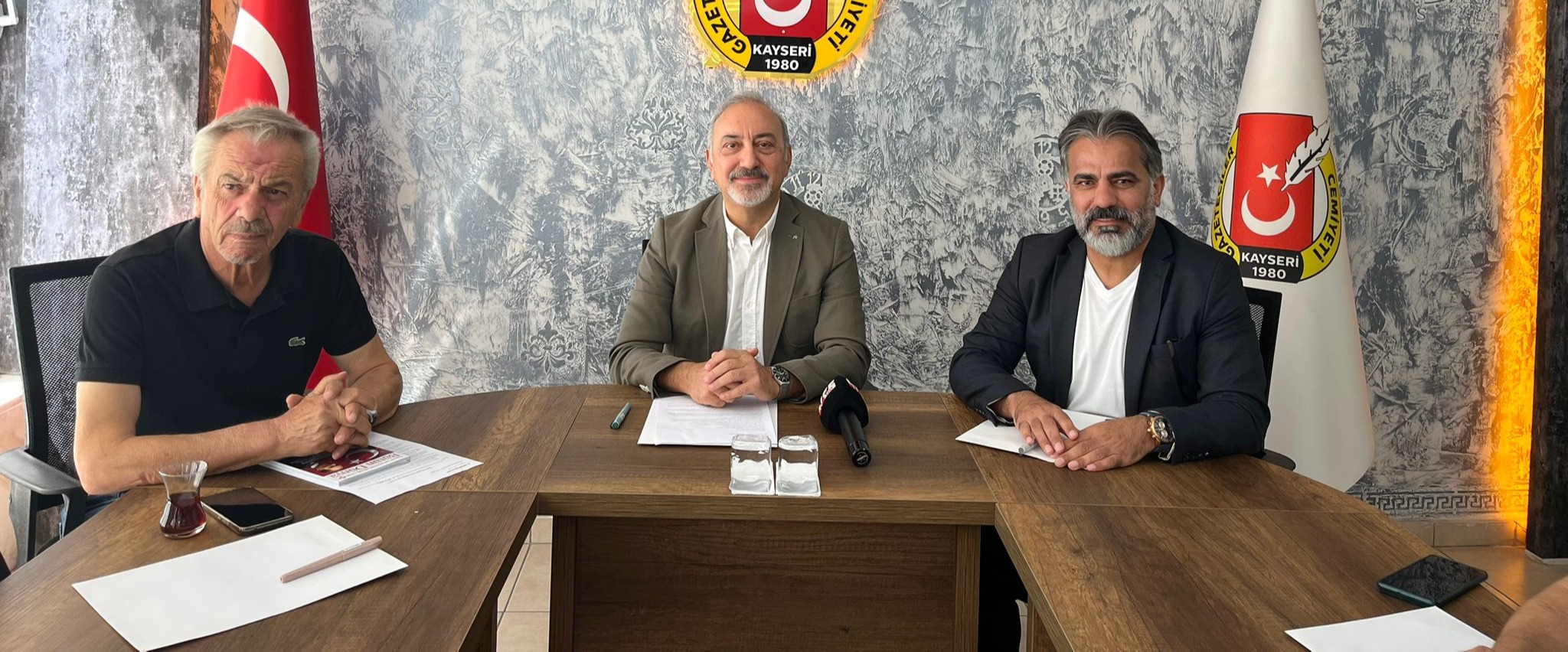 Op. Dr. Murat Molu Gazeteciler cemiyetini ziyaret etti.