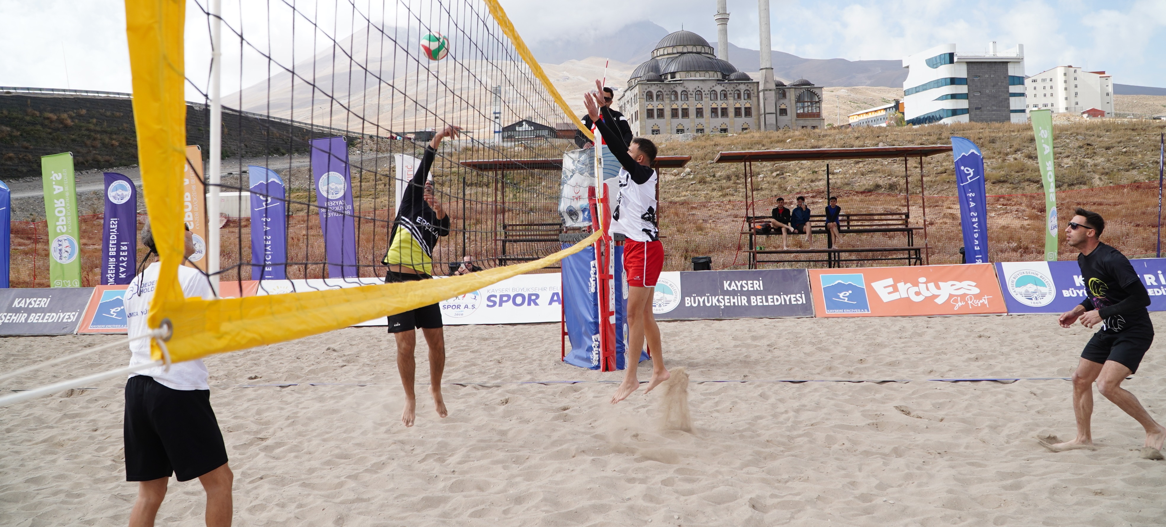 Büyükşehir Erciyes A.Ş.’den zirvede “En havalı voleybol turnuvası”