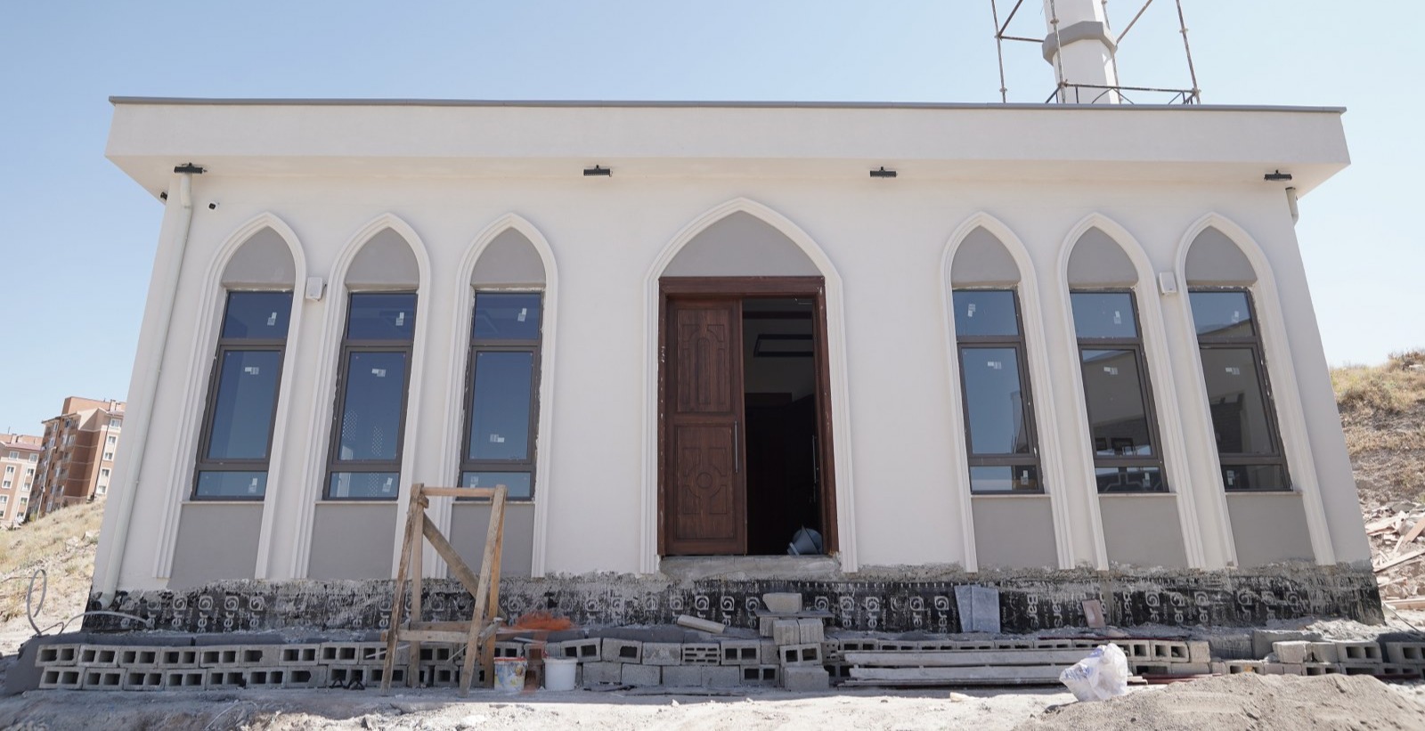 DEMOKRASİ MAHALLESİ'NİN BUTİK CAMİSİ HIZLA TAMAMLANIYOR