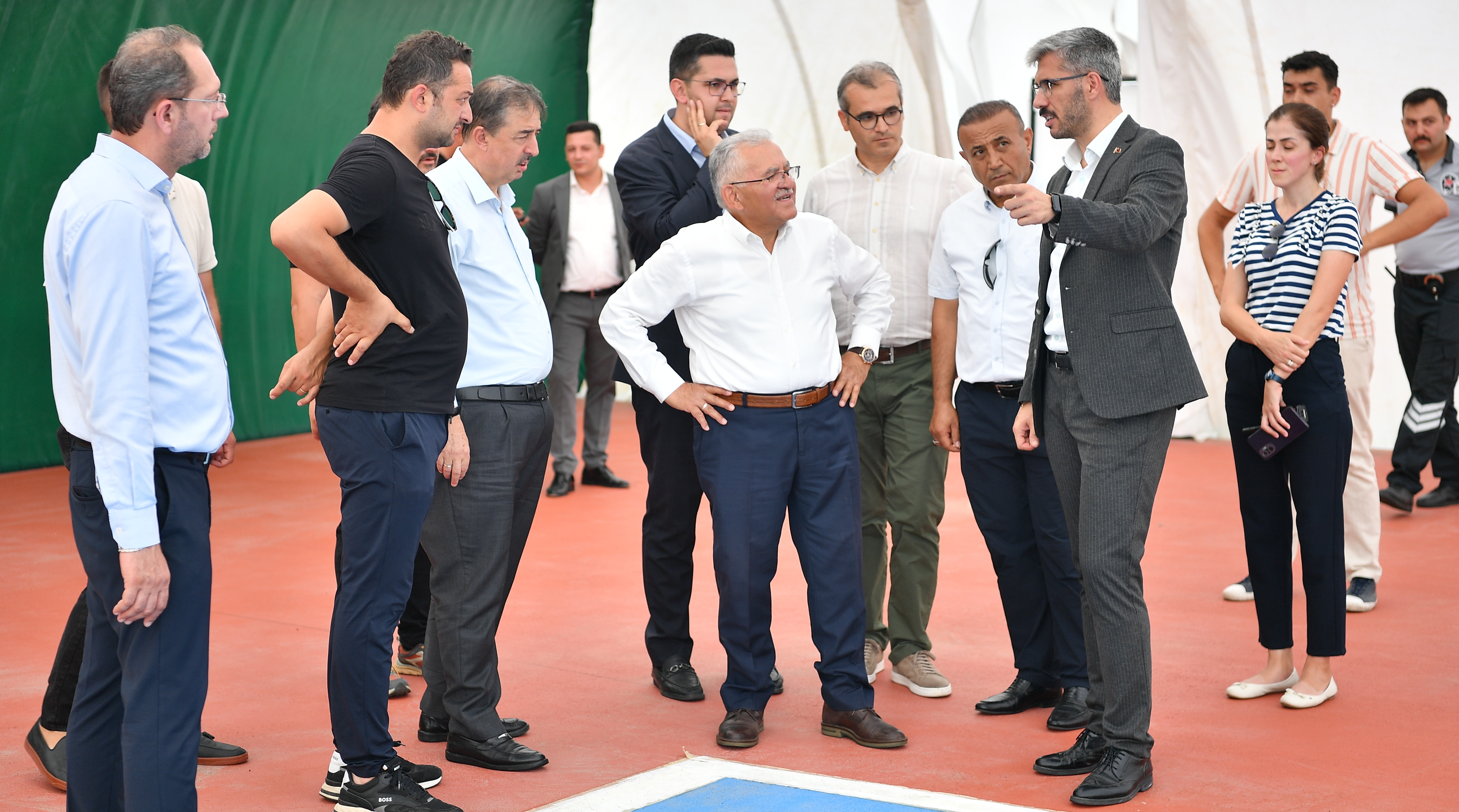 Başkan Büyükkılıç, üzeri kapatılan tenis kortları çalışmalarını inceledi