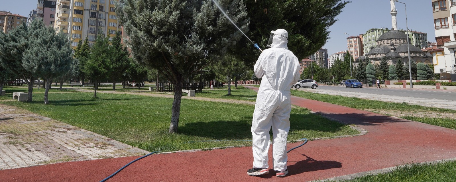 MELİKGAZİ'NİN RAHAT BİR YAZ GEÇİRMESİ İÇİN İLAÇLAMA ÇALIŞMASI DEVAM EDİYOR