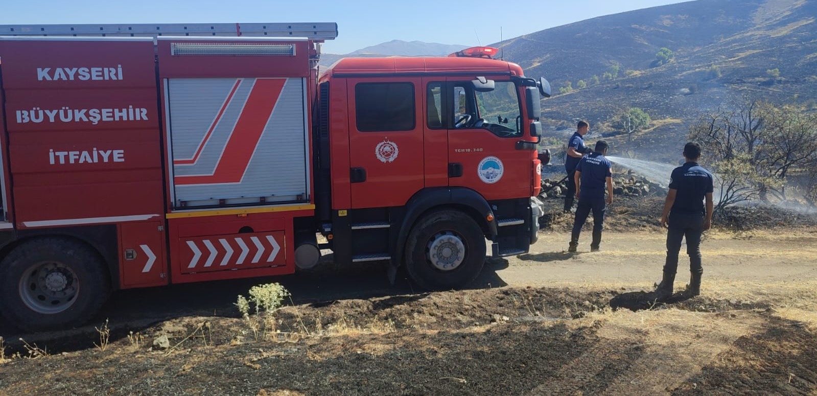 BÜYÜKŞEHİR İTFAİYESİ, KARDEŞ VE KOMŞU SİVAS’TAKİ YANGINI KONTROL ALTINA ALDI