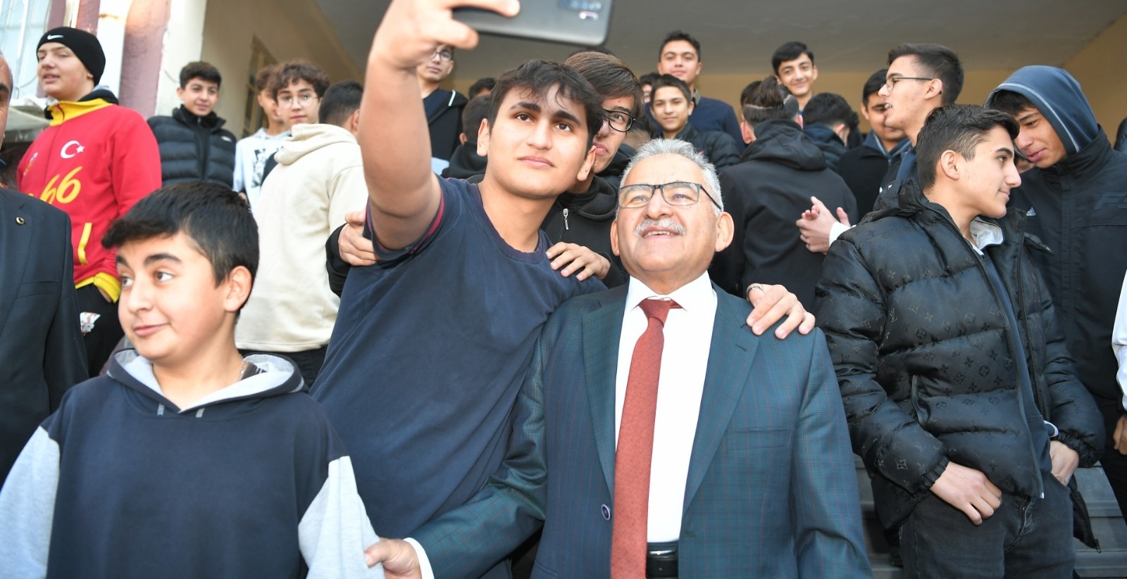 Başkan Büyükkılıç’tan bir müjde daha: Öğrencilere ulaşım kartı desteği