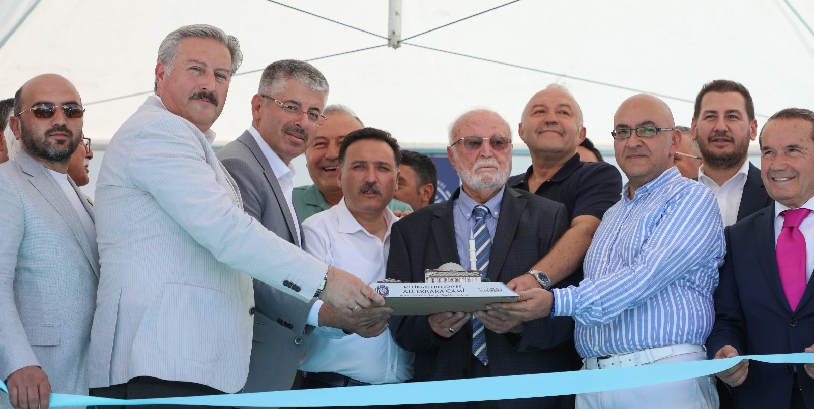 SOSYAL ALANIYLA DİKKAT ÇEKEN MELİKGAZİ BELEDİYESİ ALİ ERKARA CAMİ İBADETE AÇILDI