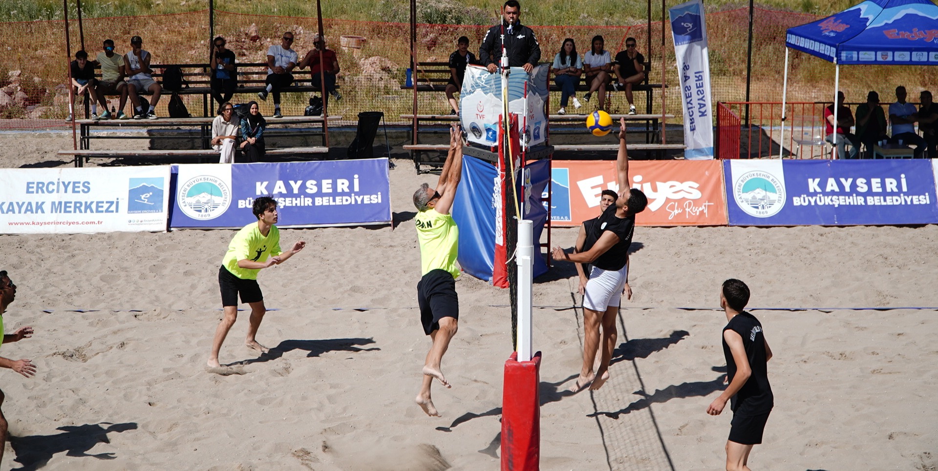 BÜYÜKŞEHİR’İN EN HAVALI VOLEYBOL TURNUVASI’NDA İLK DÜDÜK ÇALDI