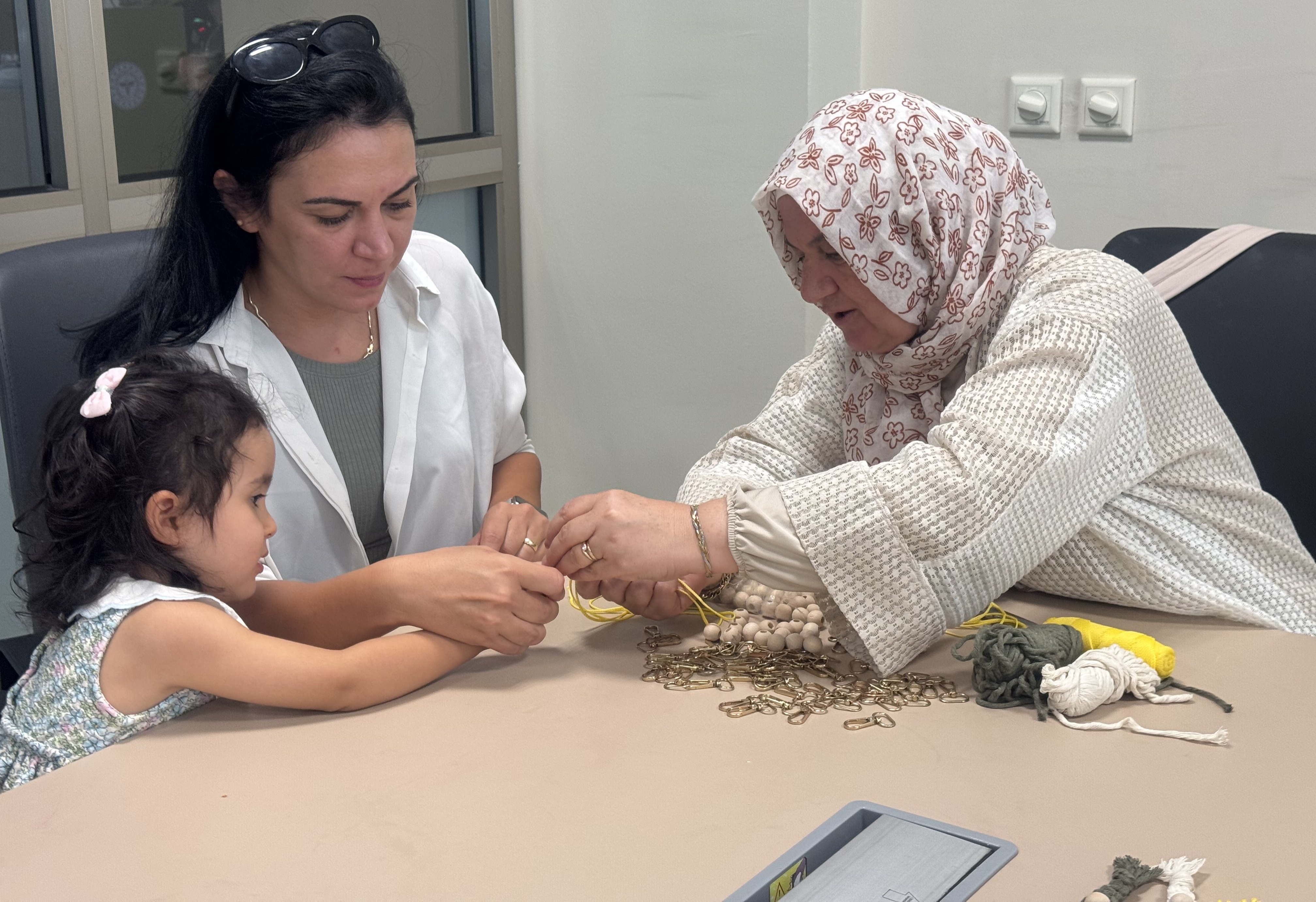 BÜYÜKŞEHİR, HASTANEDEKİ HASTA YAKINLARINA ETKİNLİKLERLE MORAL OLUYOR