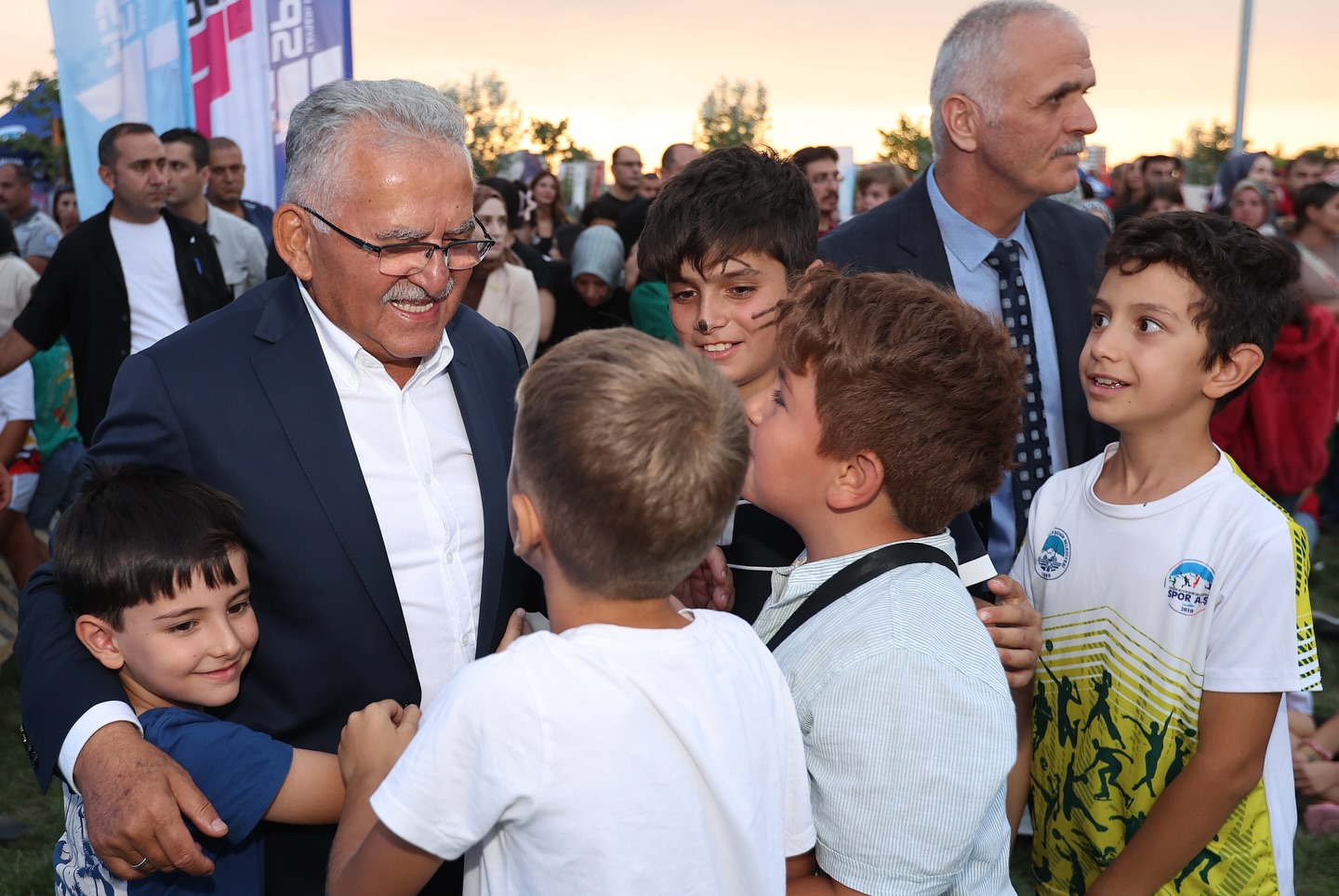 BÜYÜKŞEHİR'DE SPORUN VE GELECEĞİN IŞIĞINDA BİR YAZ DAHA: BAŞKAN BÜYÜKKILIÇ İLE COŞKULU KAPANIŞ