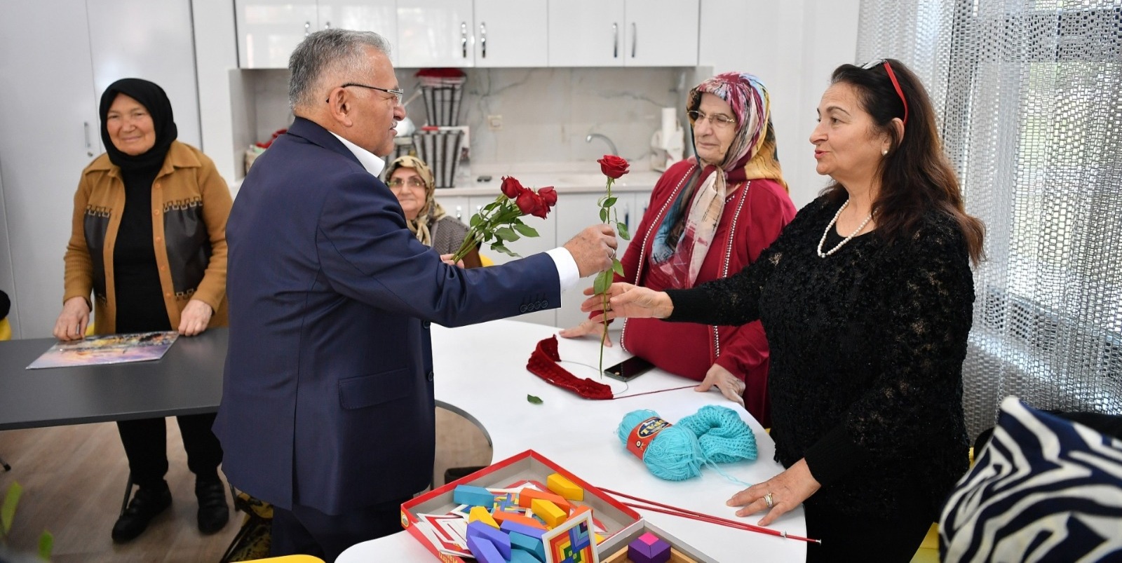 BAŞKAN BÜYÜKKILIÇ’TAN ULU ÇINARLARA VEFA DOLU HİZMET