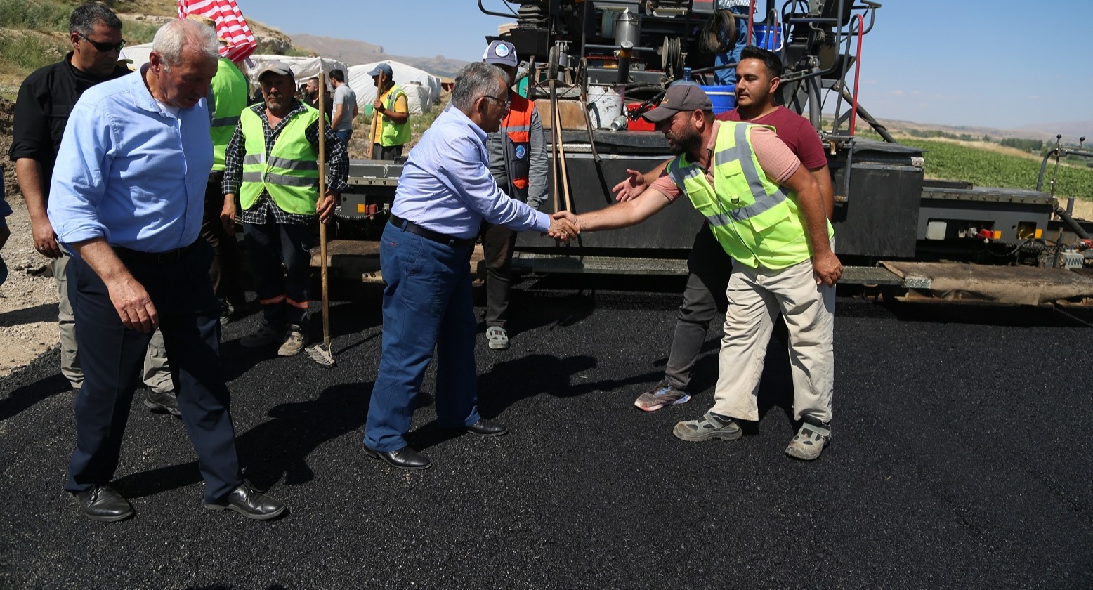 KAYSERİ BÜYÜKŞEHİR’DEN KIRSALA 350 KİLOMETRELİK YOL ATAĞI