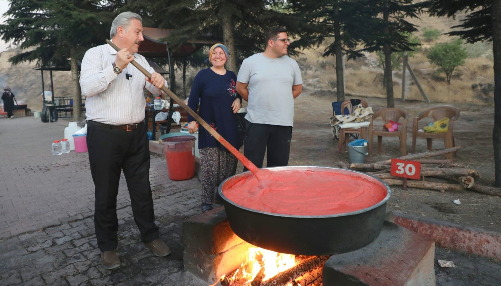 MELİKGAZİ BELEDİYESİ SALÇA KAYNATMA GÜNLERİ REKOR KATILIMLA SONA ERDİ