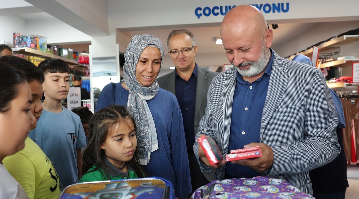 “TÜRKİYE’DE ÖRNEK, FARKLI VE GÖNÜLLER YAPAN BİR BELEDİYEYİZ!”