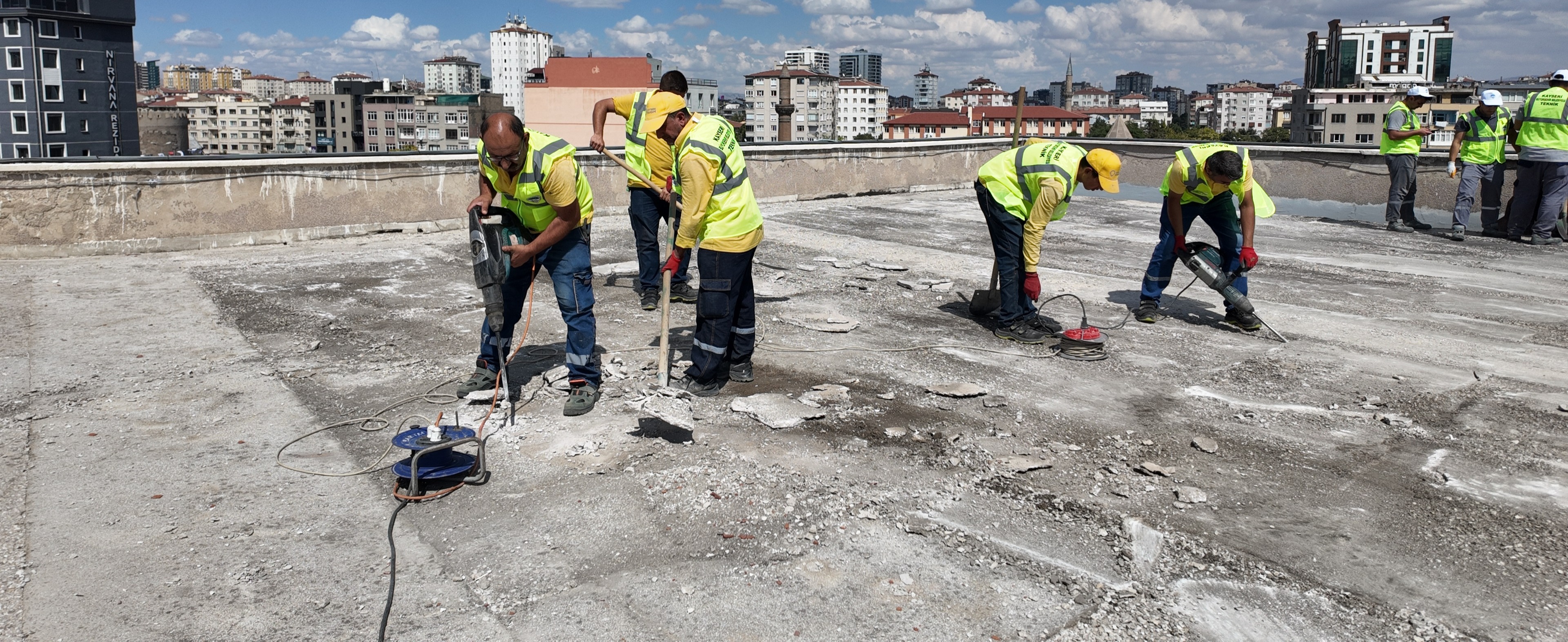 BÜYÜKŞEHİR, TACETTİN KATLI OTOPARKI'NIN ÇATISINI YENİLİYOR
