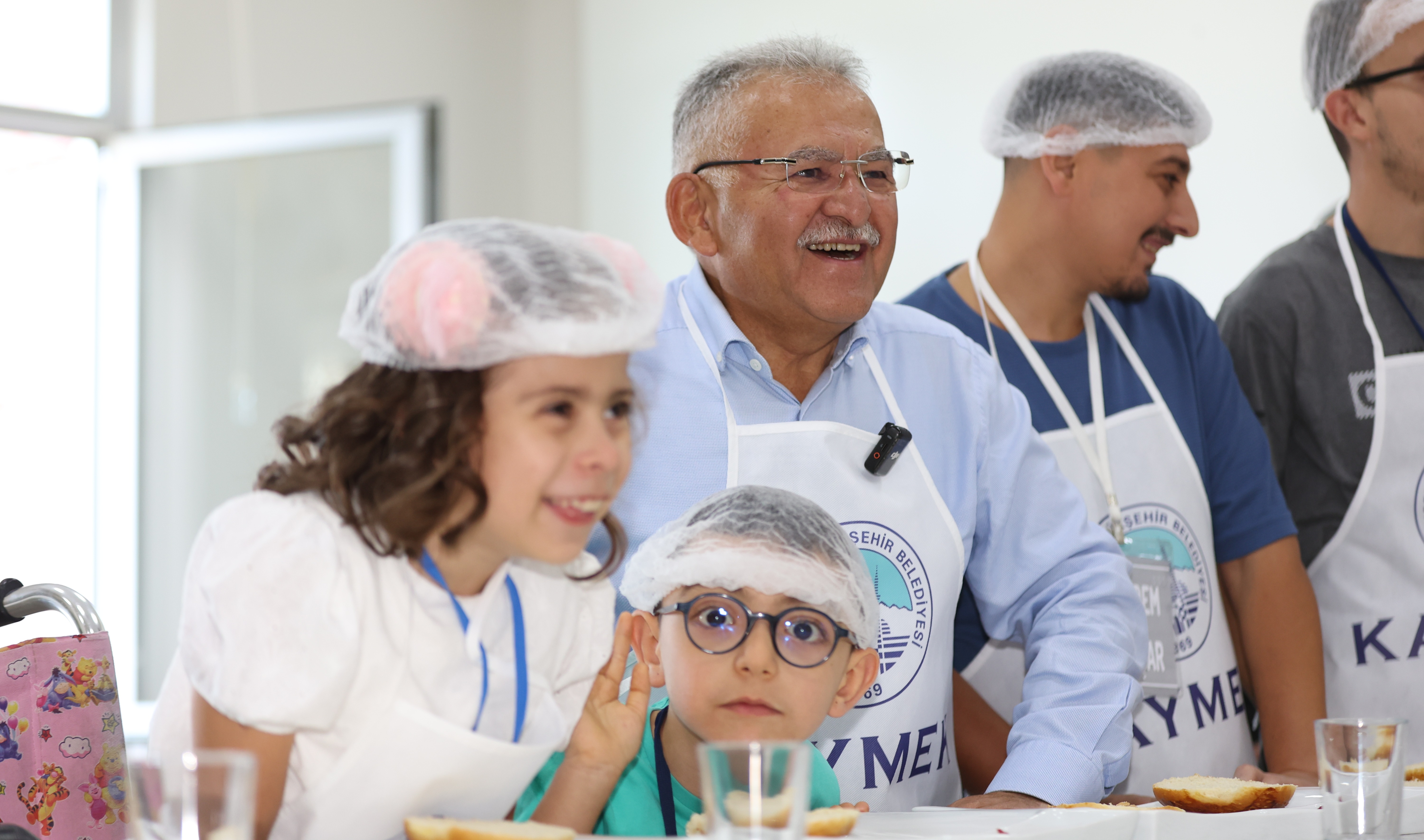 BAŞKAN BÜYÜKKILIÇ, ENGELSİZ YAŞAM MERKEZİ’NDE ÖZEL ÇOCUKLARLA BİRLİKTE HAMBURGER YAPTI