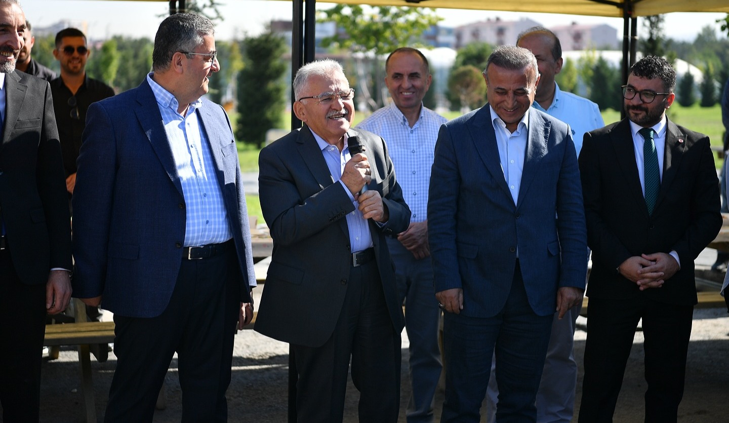 BAŞKAN BÜYÜKKILIÇ, DAHA TEMİZ KAYSERİ İÇİN GECE GÜNDÜZ ÇALIŞAN EKİPLERLE BULUŞTU