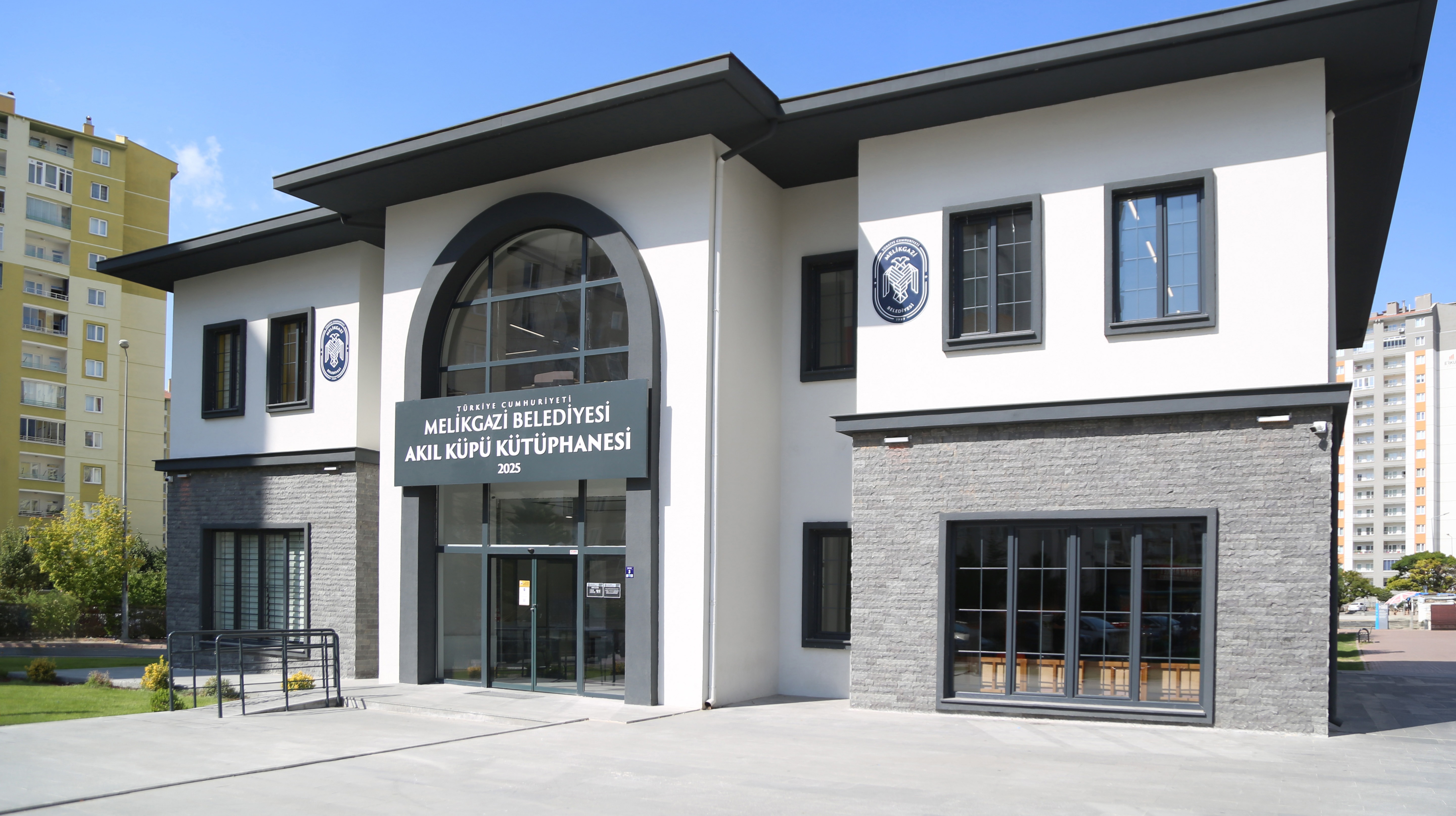 MELİKGAZİ’DE GENÇLERİN YENİ BULUŞMA NOKTASI “AKIL KÜPÜ KÜTÜPHANELERİ”NE BİR YENİSİ DAHA EKLENİYOR