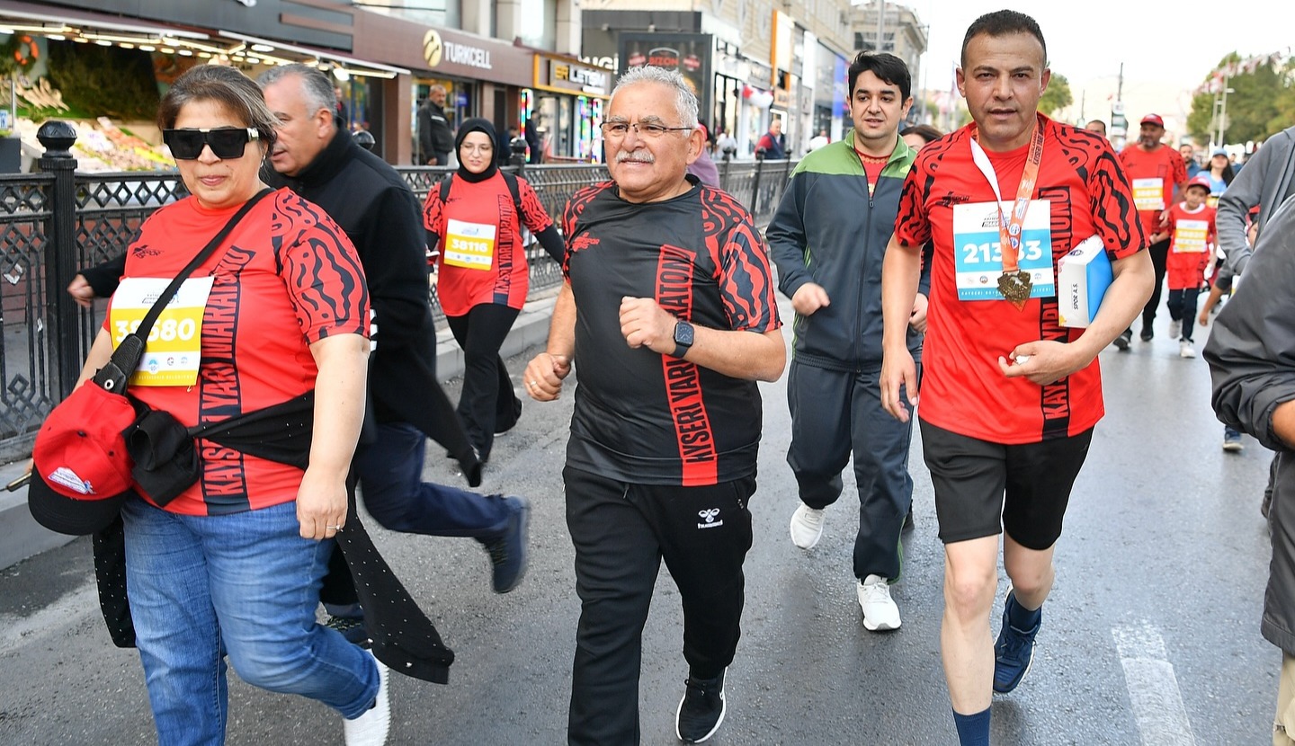 KAYSERİ YARI MARATONU DÜNYA SAHNESİNDE: BÜYÜKKILIÇ İMZASIYLA 5. ULUSLARARASI KOŞU