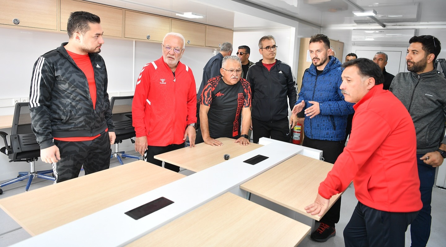 BAŞKAN BÜYÜKKILIÇ’TAN DİJİTAL GENÇLİK ATAĞI: MOBİL DİJİTAL GENÇLİK MERKEZİ TANITILDI