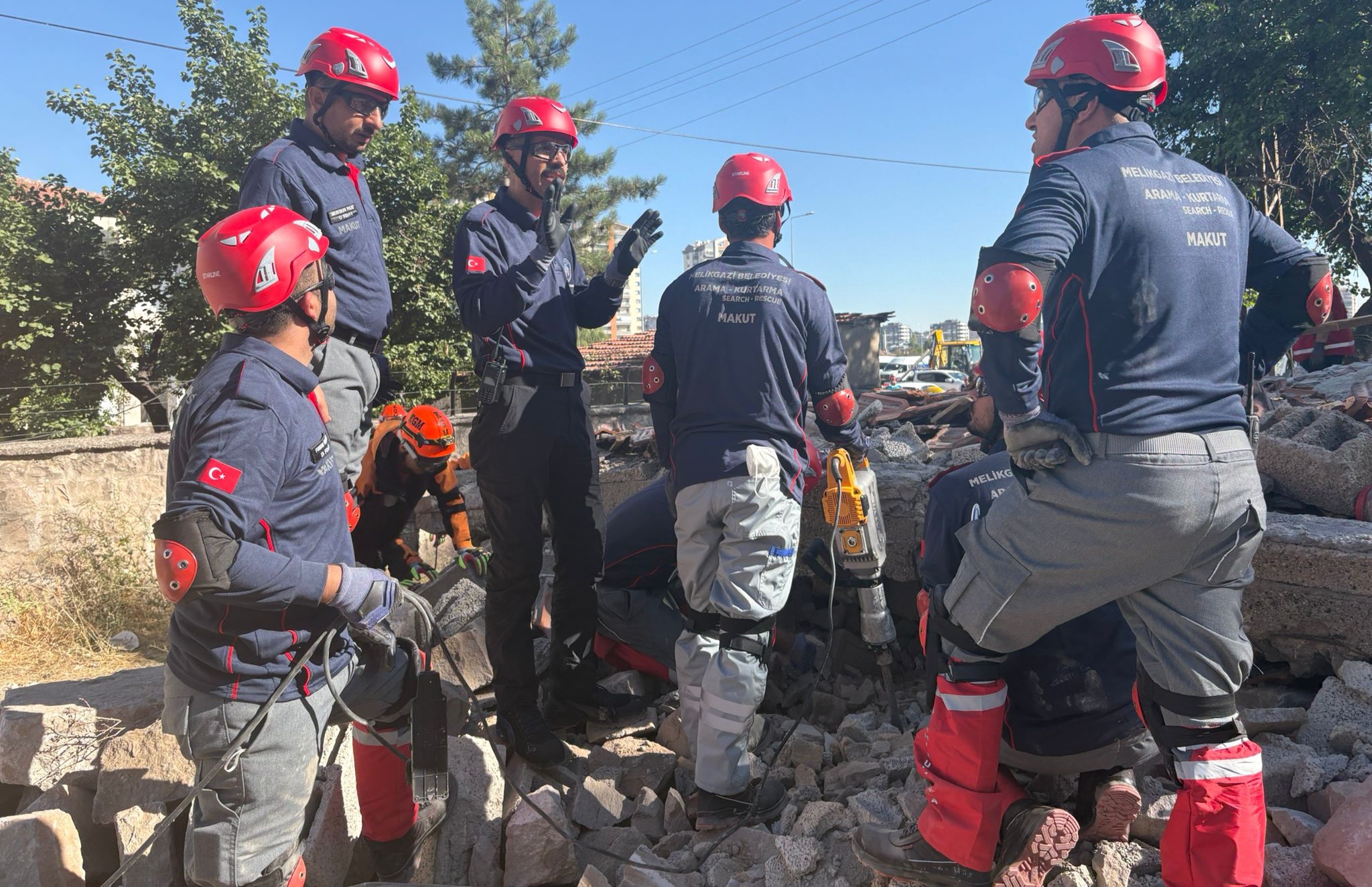 MELİKGAZİ ARAMA KURTARMA EKİBİ DEPREM TATBİKATINDA YERİNİ ALDI