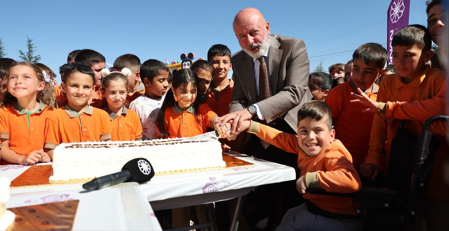 “HER ÇOCUK BİR TEBESSÜMLE DÜNYAYI GÜZELLEŞTİRİR”