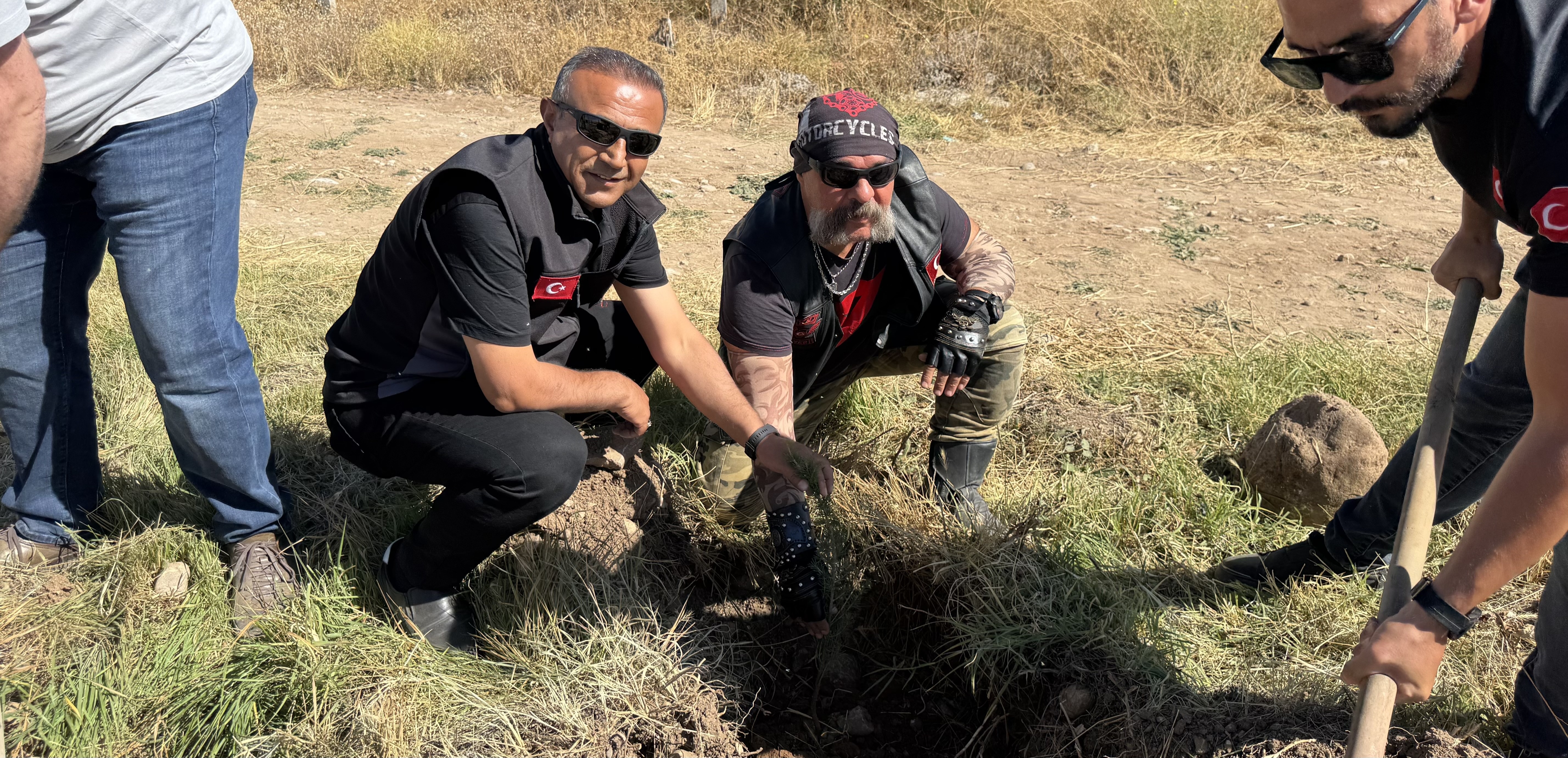 BÜYÜKŞEHİR, SARIMSAKLI’DA BİN 500 FİDANI TOPRAKLA BULUŞTURDU