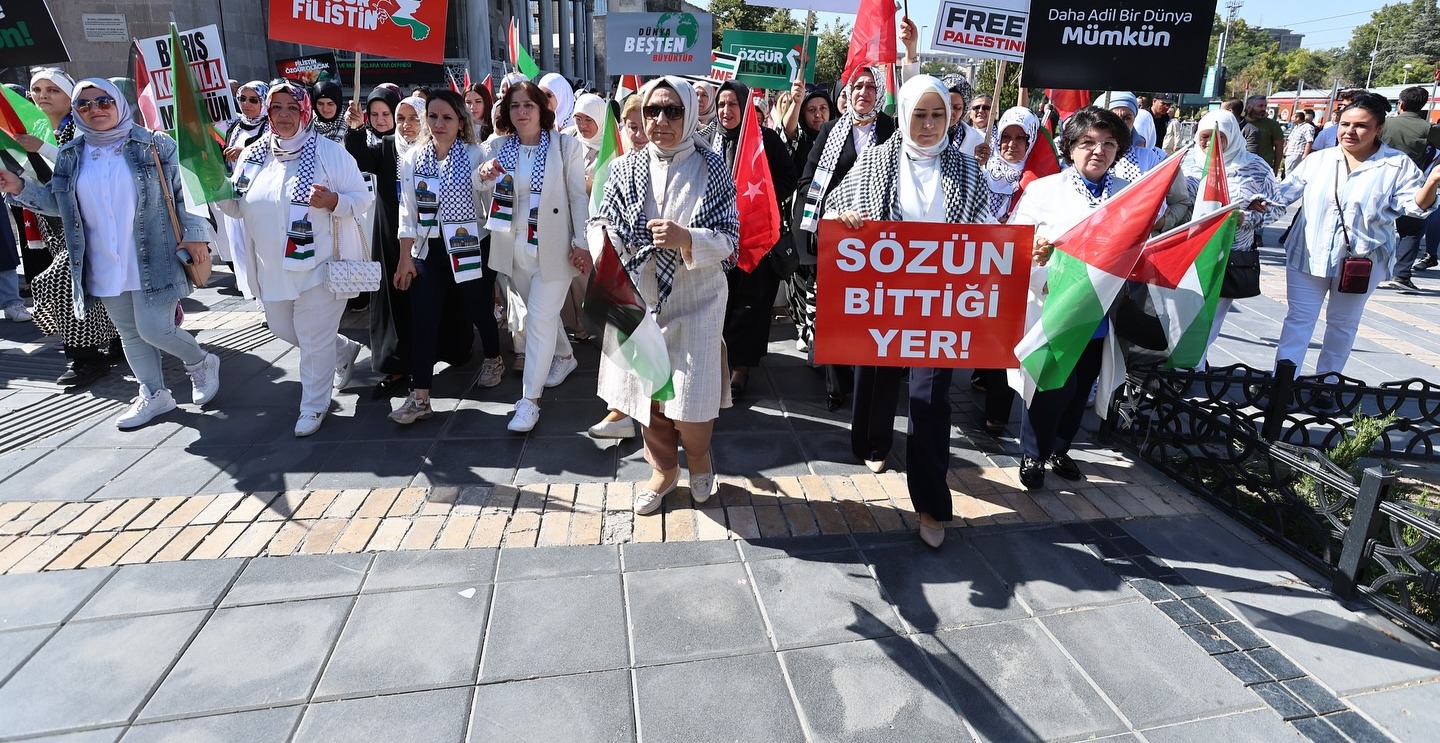 BÜYÜKKILIÇ, EŞİ DR. NECMİYE BÜYÜKKILIÇ İLE BİRLİKTE “GAZZE İÇİN SESSİZ ÇIĞLIK” PROGRAMINA KATILDI